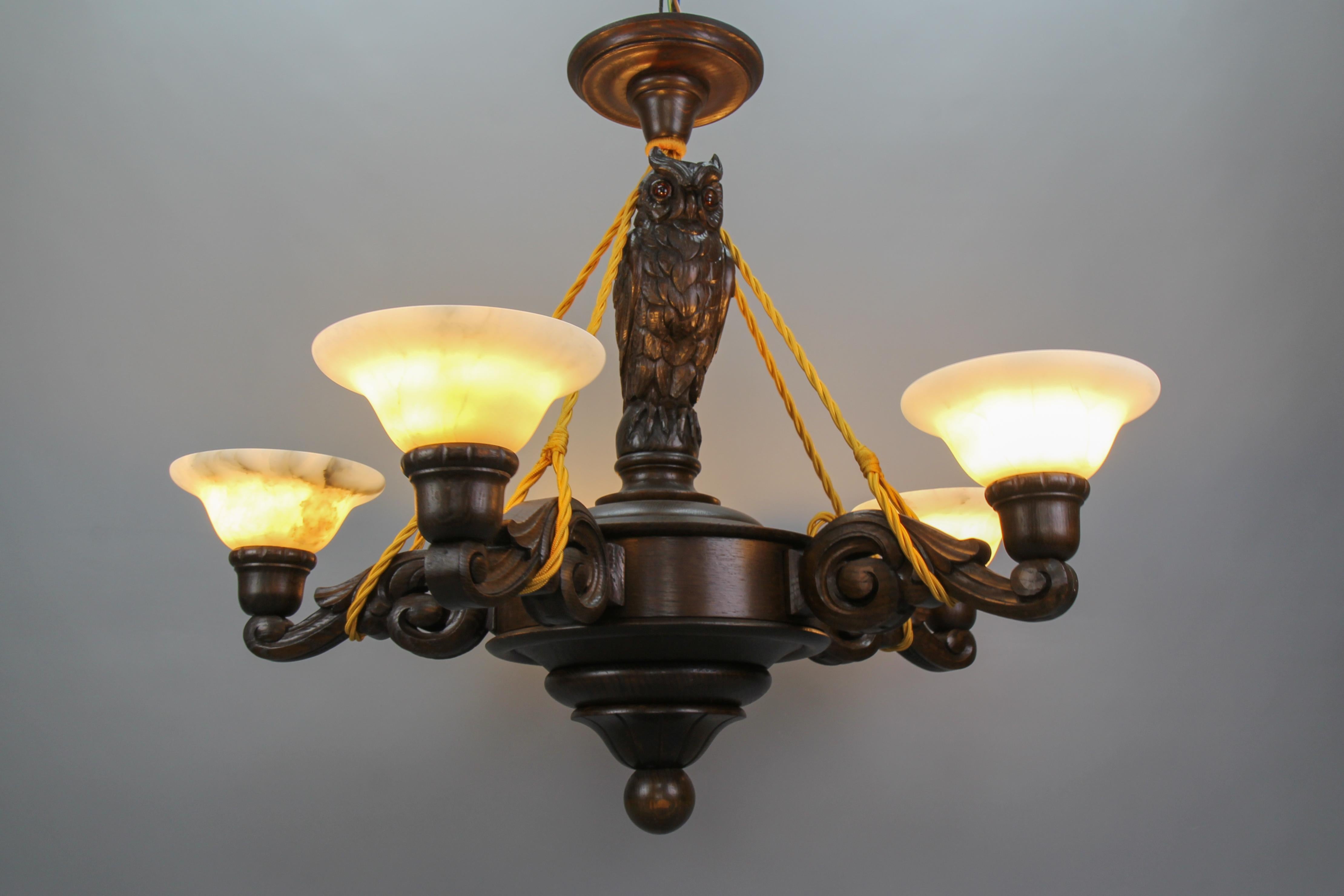 Art Deco Carved Oakwood and Alabaster Five-Light Chandelier with Owl Figure In Good Condition For Sale In Barntrup, DE