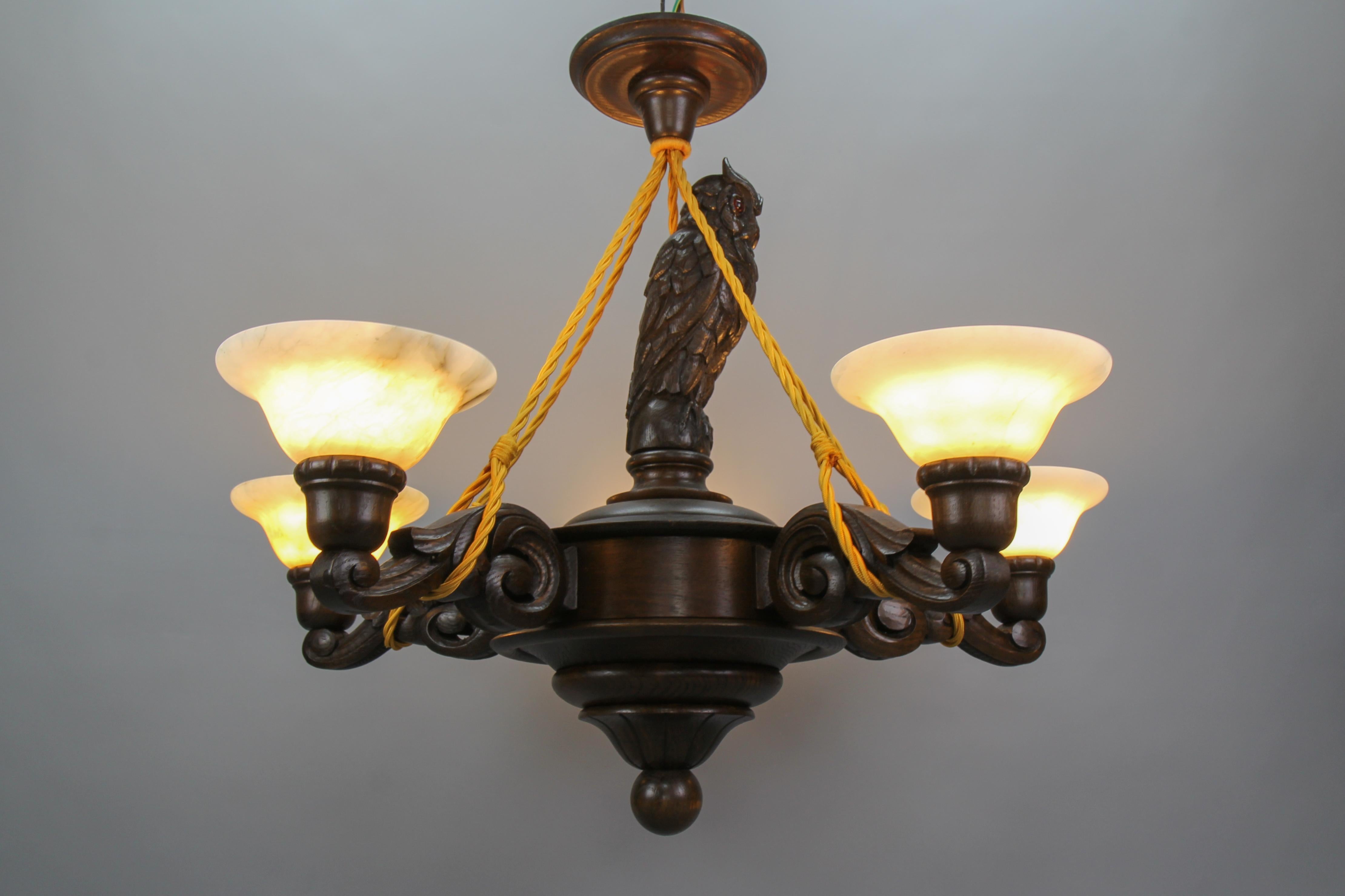 Milieu du XXe siècle Lustre Art Déco à cinq lumières en bois de chêne sculpté et albâtre avec figurine de hibou en vente