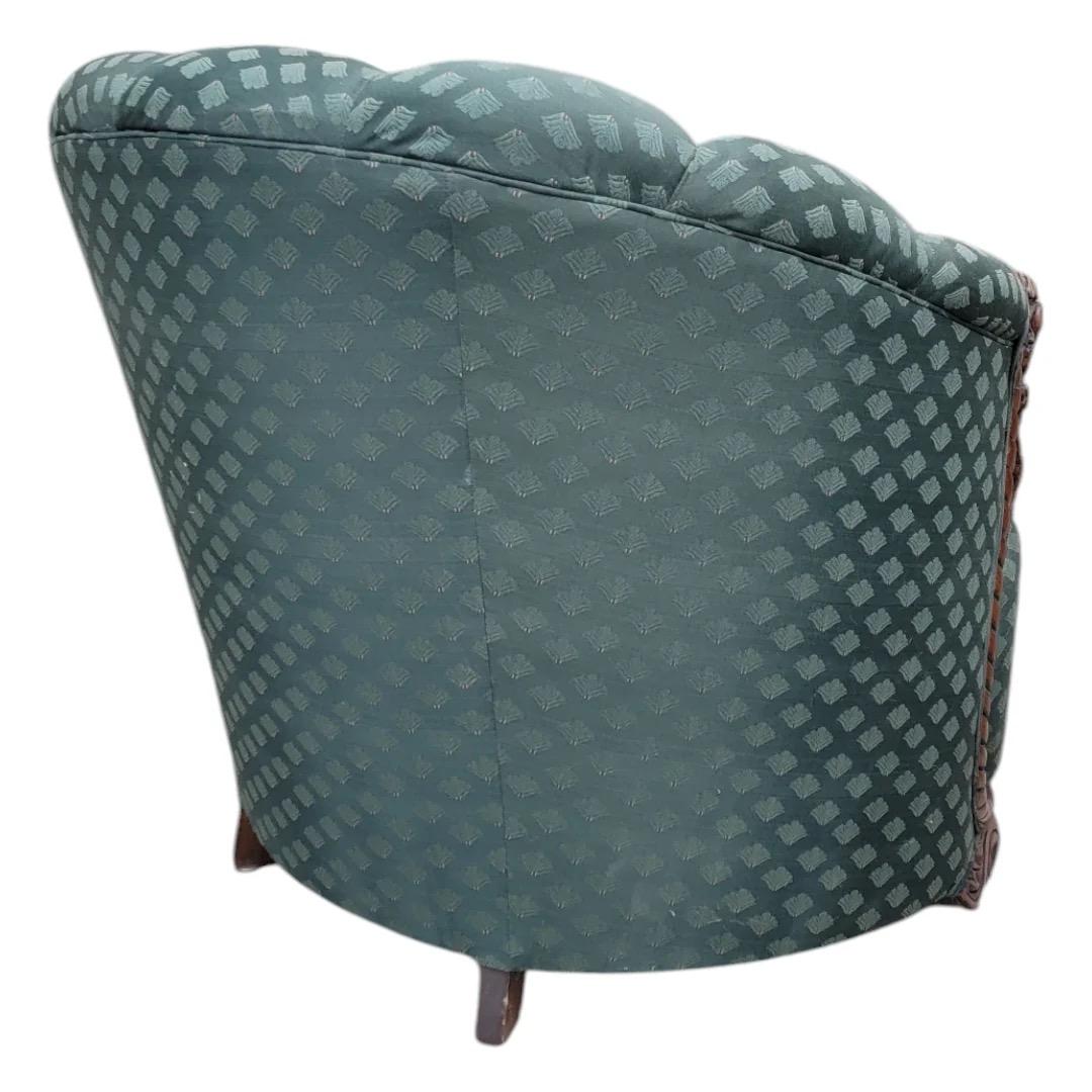 Inconnu Art Deco - Canapé, chaise longue et ottoman sculptés et ornés à dossier Channel en vente