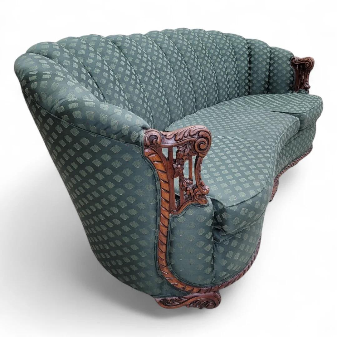 Art Deco - Canapé, chaise longue et ottoman sculptés et ornés à dossier Channel Bon état - En vente à Chicago, IL