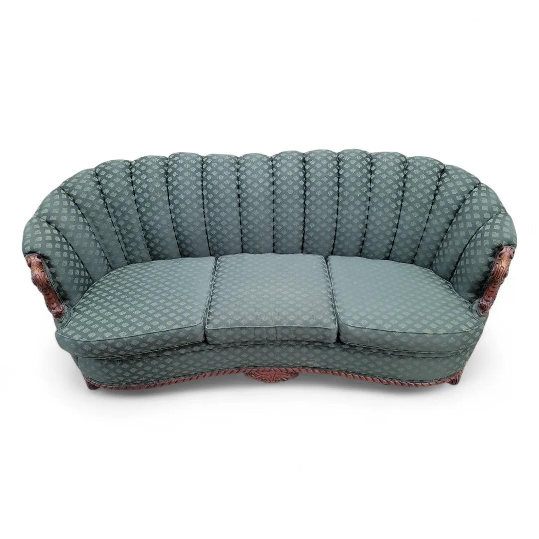 20ième siècle Art Deco - Canapé, chaise longue et ottoman sculptés et ornés à dossier Channel en vente