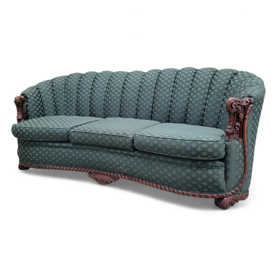 Bois Art Deco - Canapé, chaise longue et ottoman sculptés et ornés à dossier Channel en vente