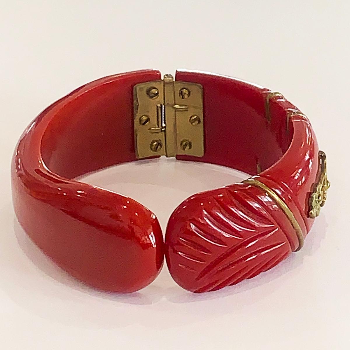 Art Deco carved red bakelite hinged bangle clamper with gilt bronze flowers In Good Condition In Daylesford, Victoria