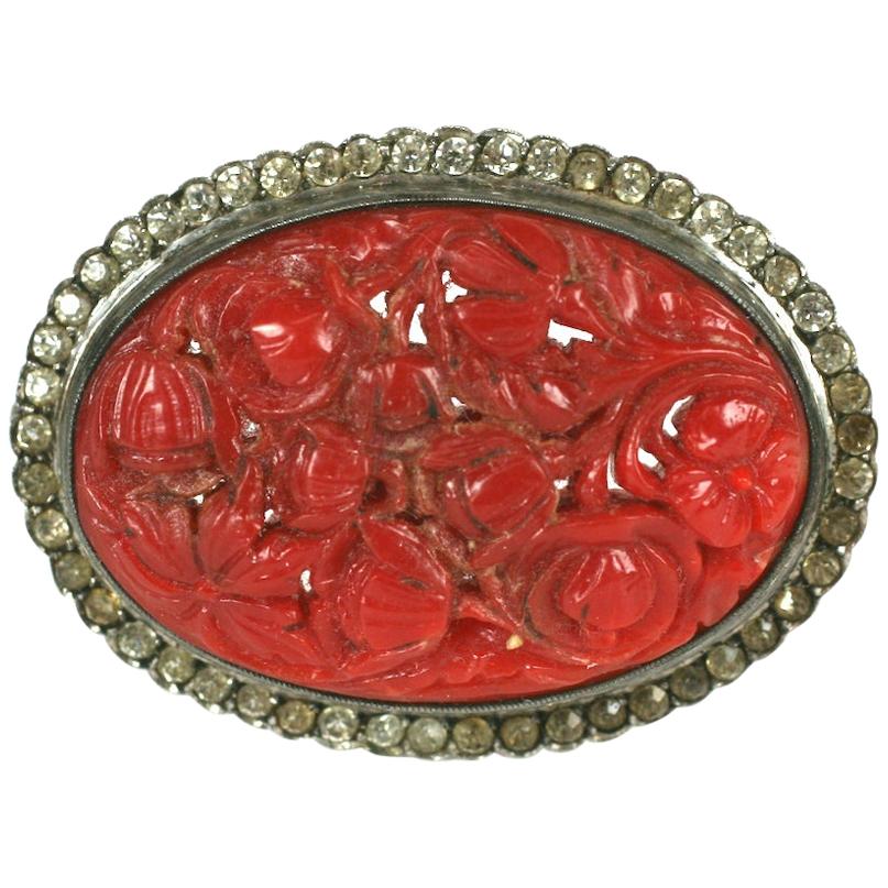  Broche Art déco sculptée en corail rouge et pâte en vente