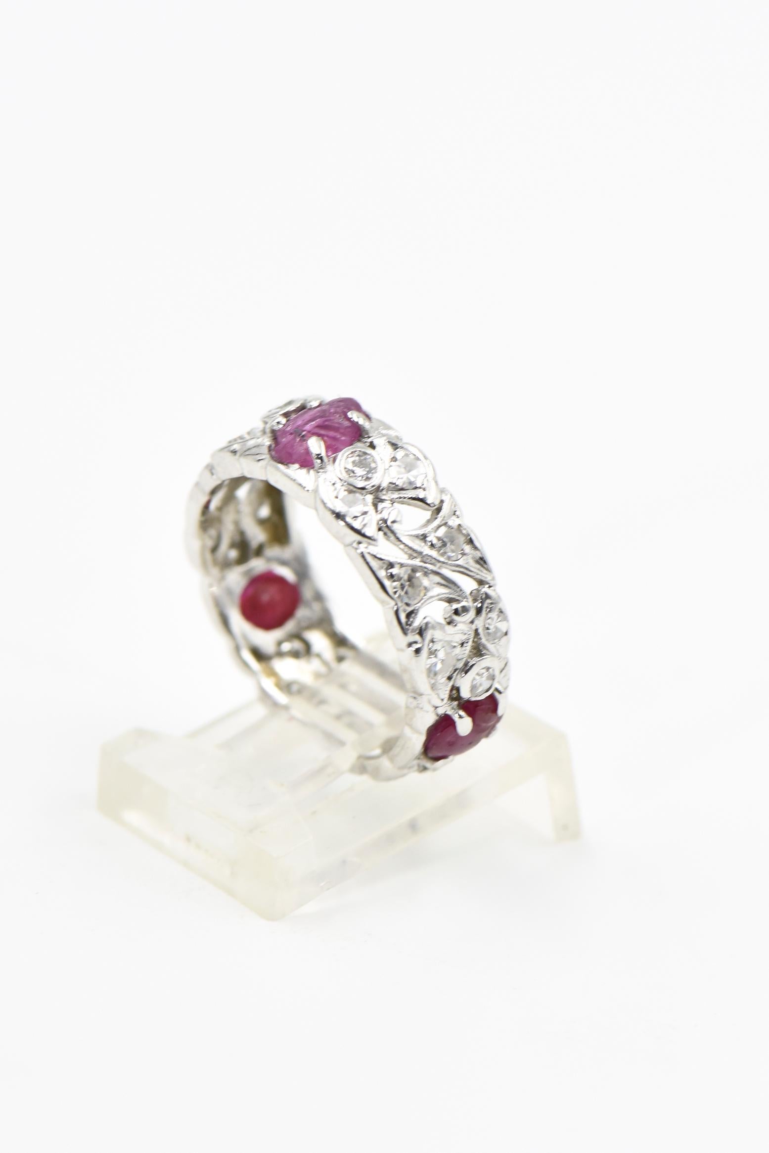 Art Deco Carved Ruby Leaf Diamond Floral Platinum Eternity Band In Good Condition For Sale In Miami Beach, FL