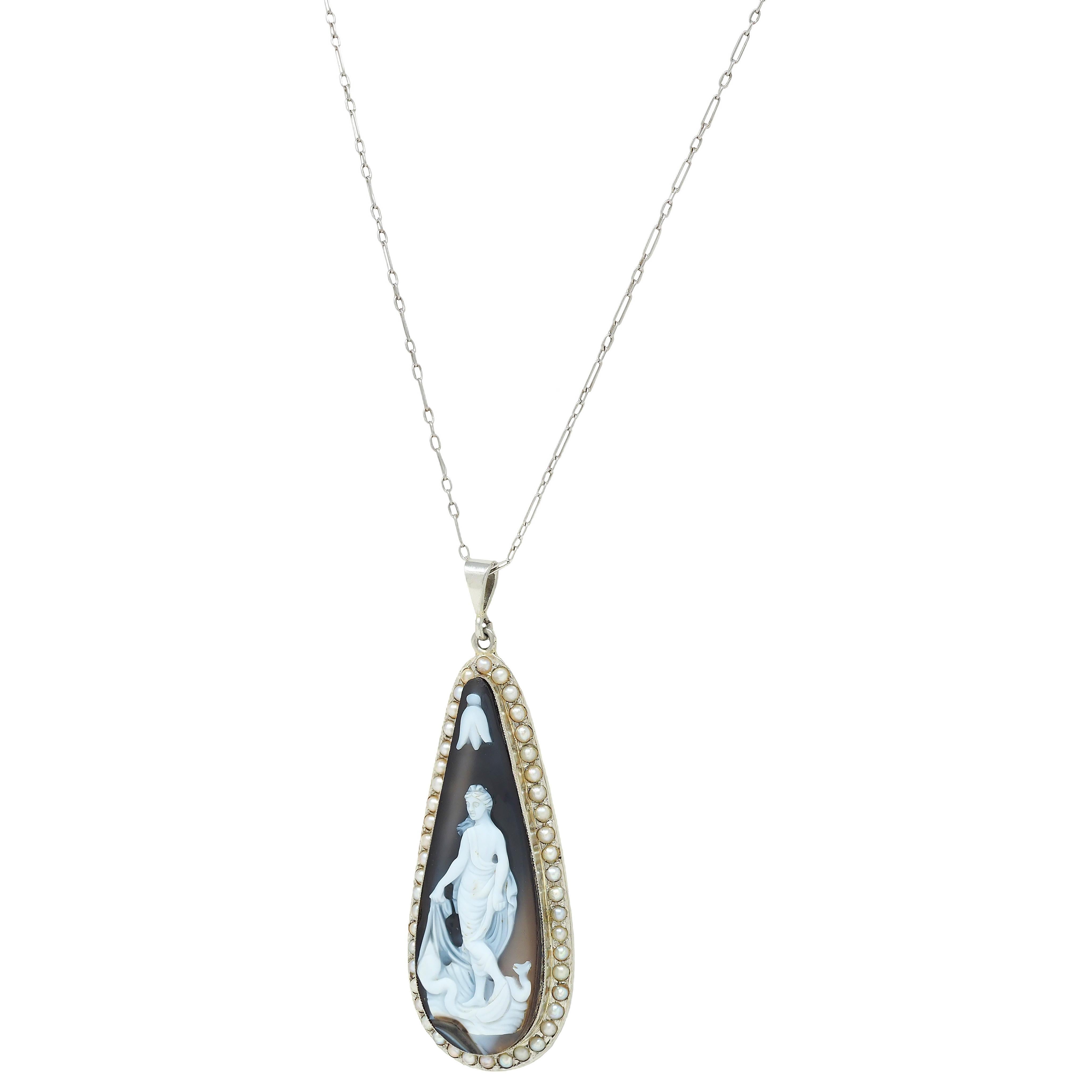 Donna Art Carved Collana con perle di sardonice intagliate in oro 14K e platino Vintage Goddess Cameo in vendita