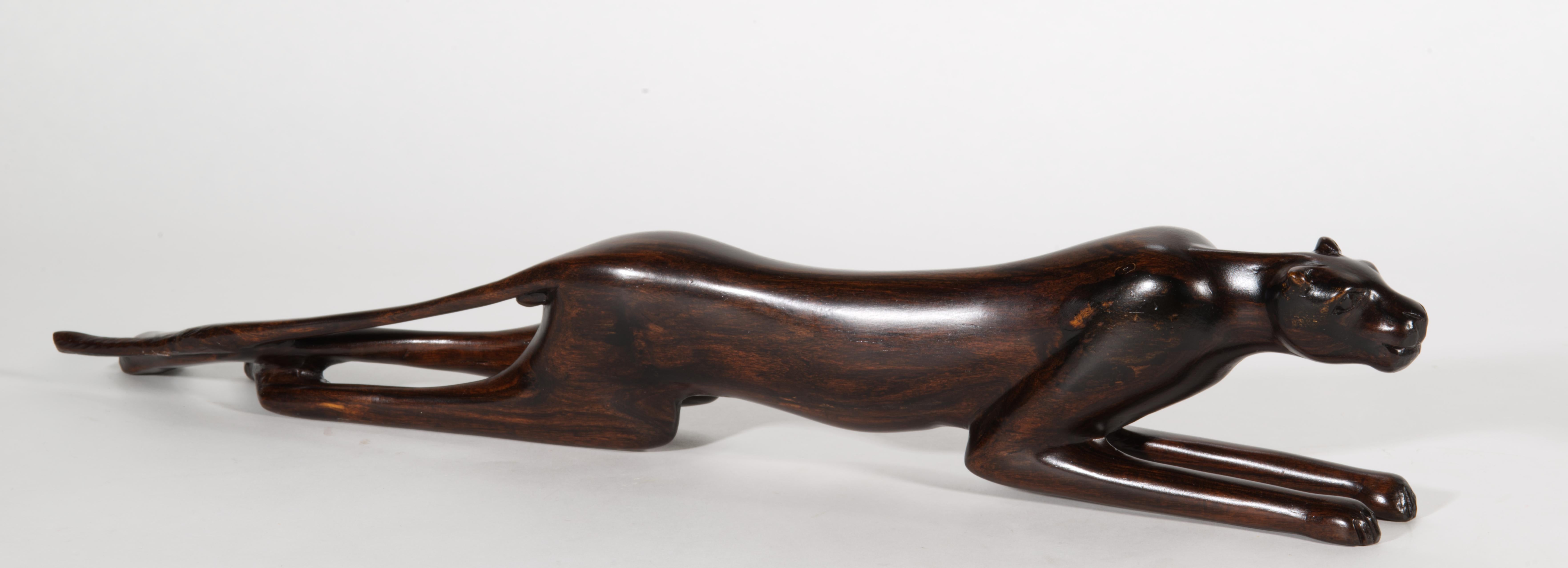 Français Sculpture de panthère en bois d'ébène massif sculpté Art déco en vente