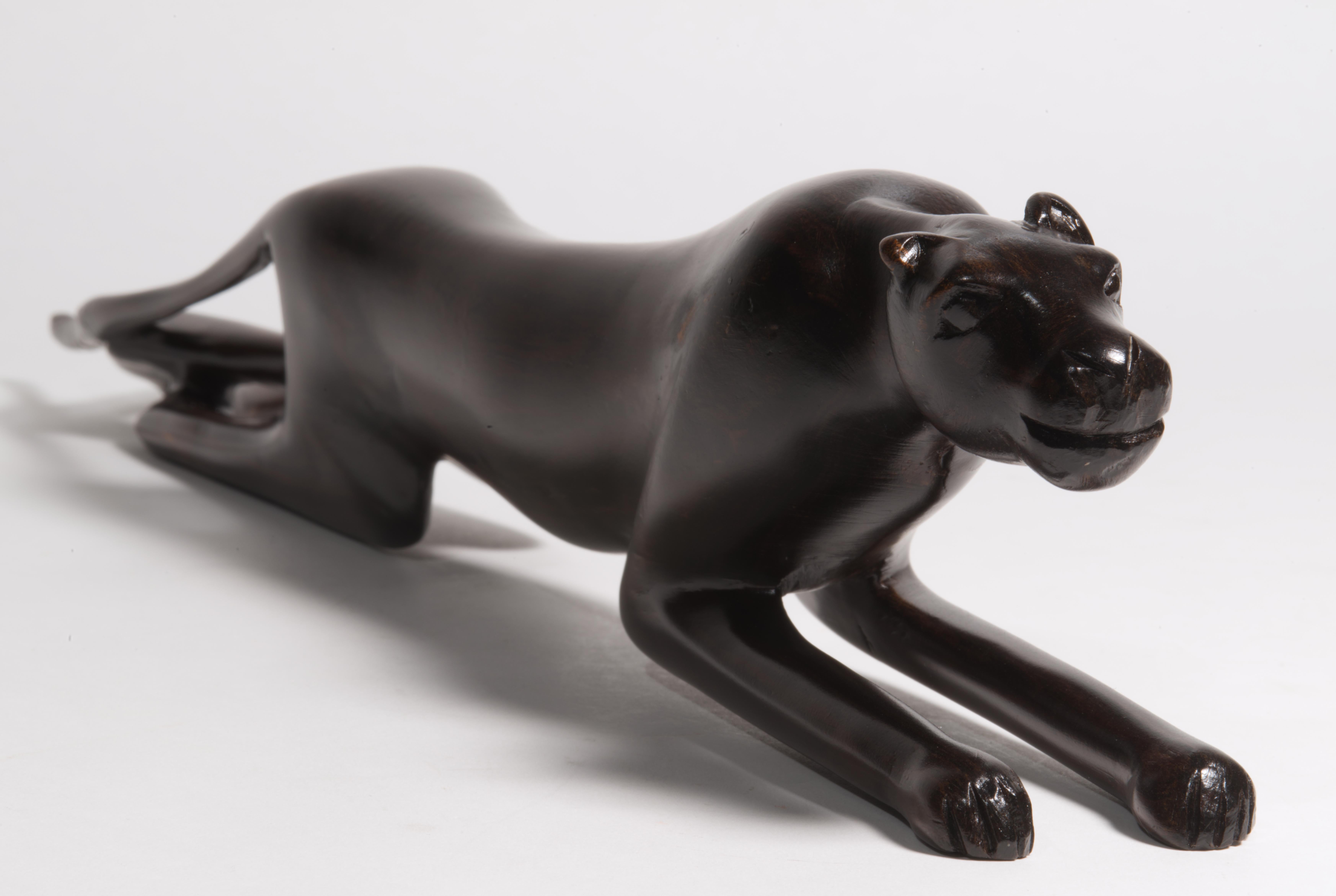 Ébène Sculpture de panthère en bois d'ébène massif sculpté Art déco en vente