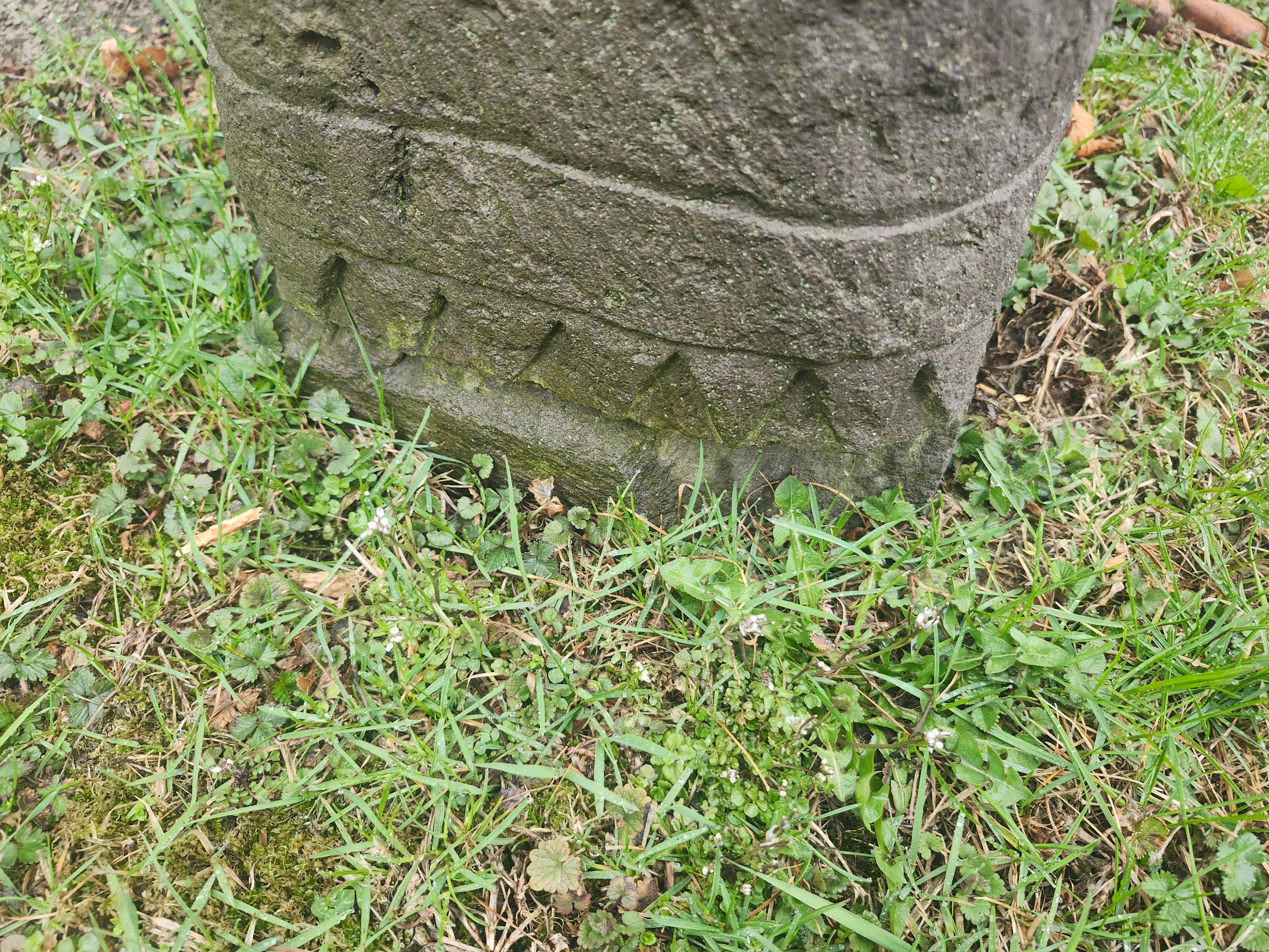Art Art Carved Stone Stone Figure of a Woman with an Urn C1930 en vente 2