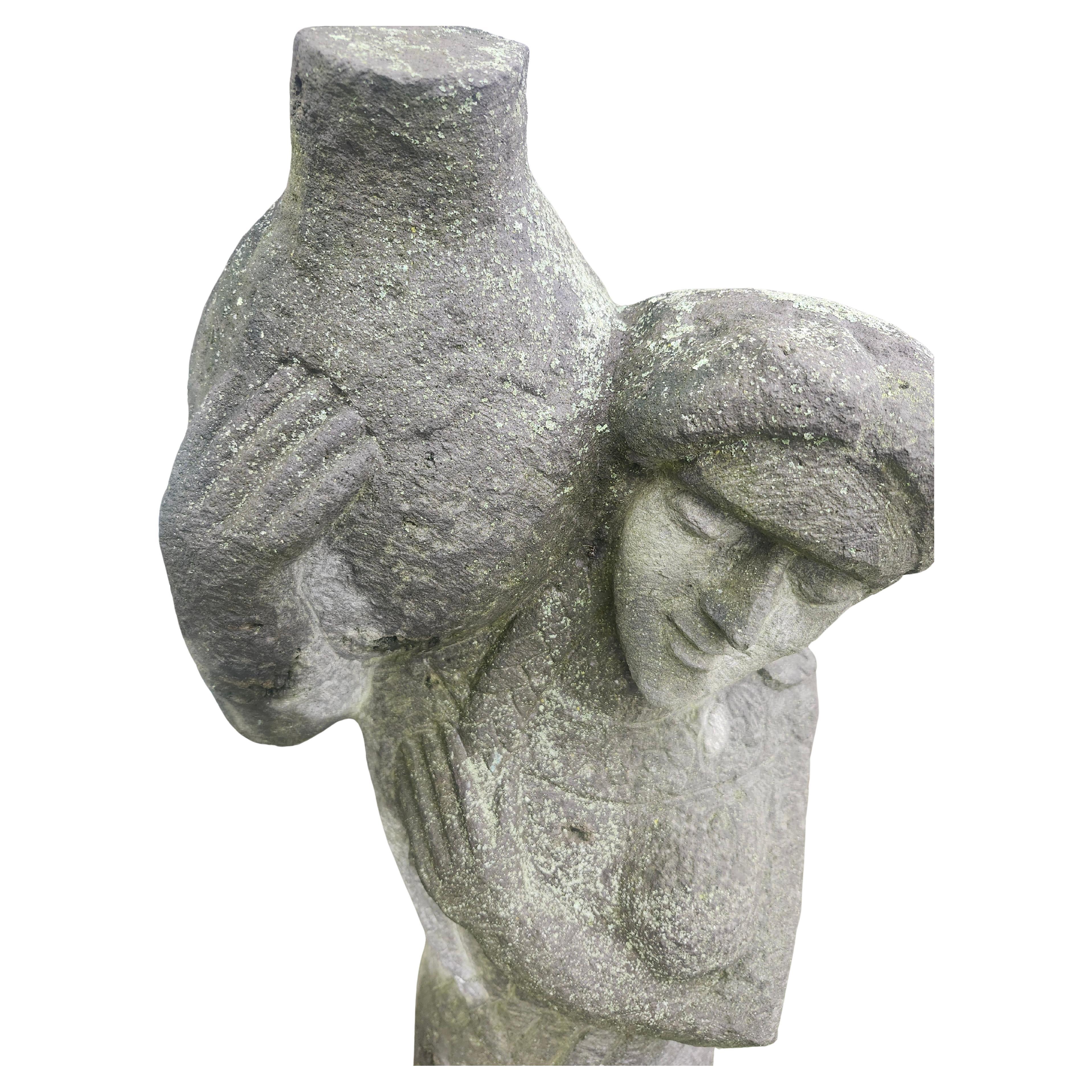 Sculpté à la main Art Art Carved Stone Stone Figure of a Woman with an Urn C1930 en vente