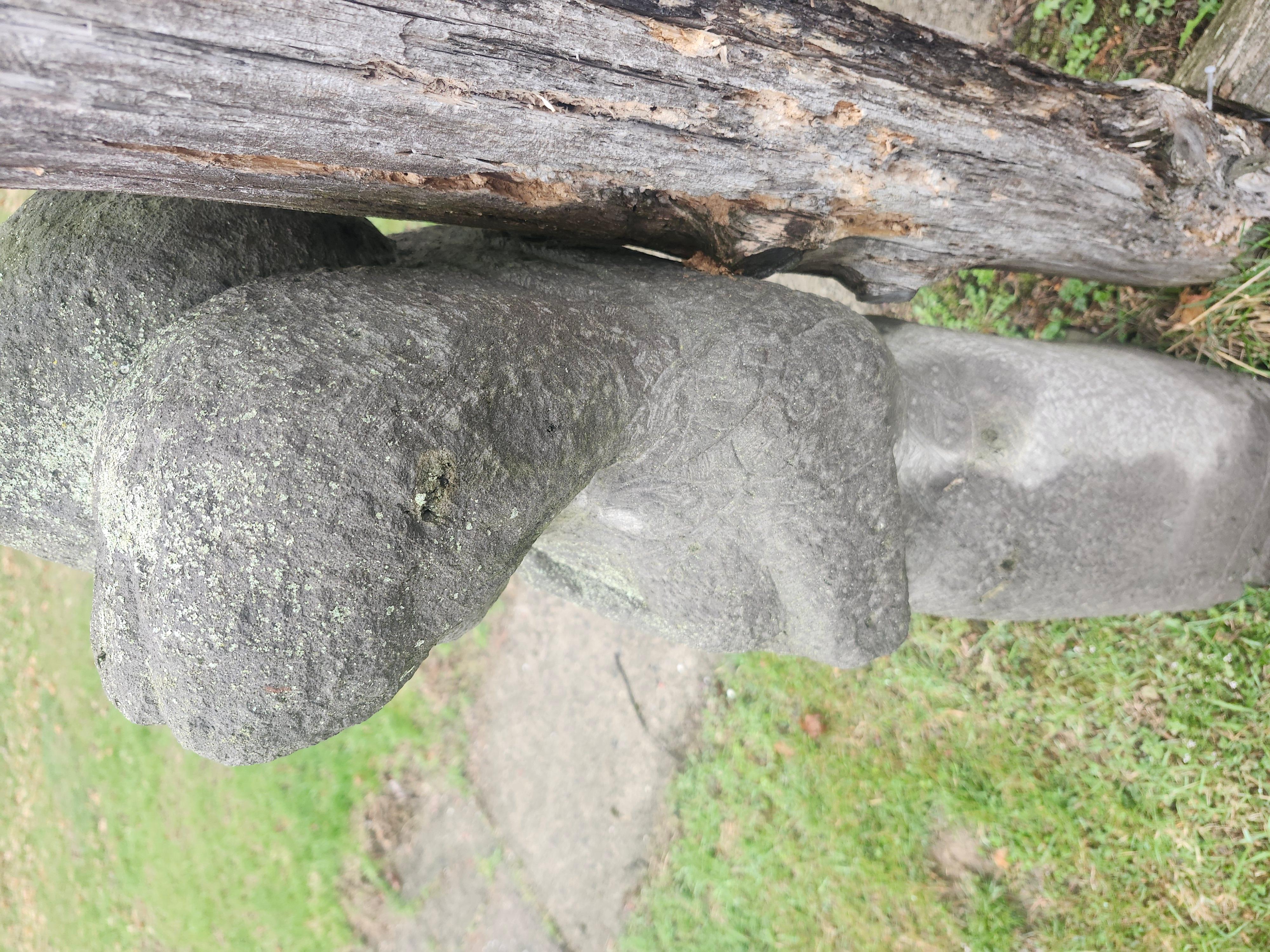 Milieu du XXe siècle Art Art Carved Stone Stone Figure of a Woman with an Urn C1930 en vente