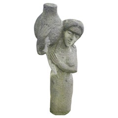 Art Decó Figura de piedra tallada de una mujer con una urna C1930