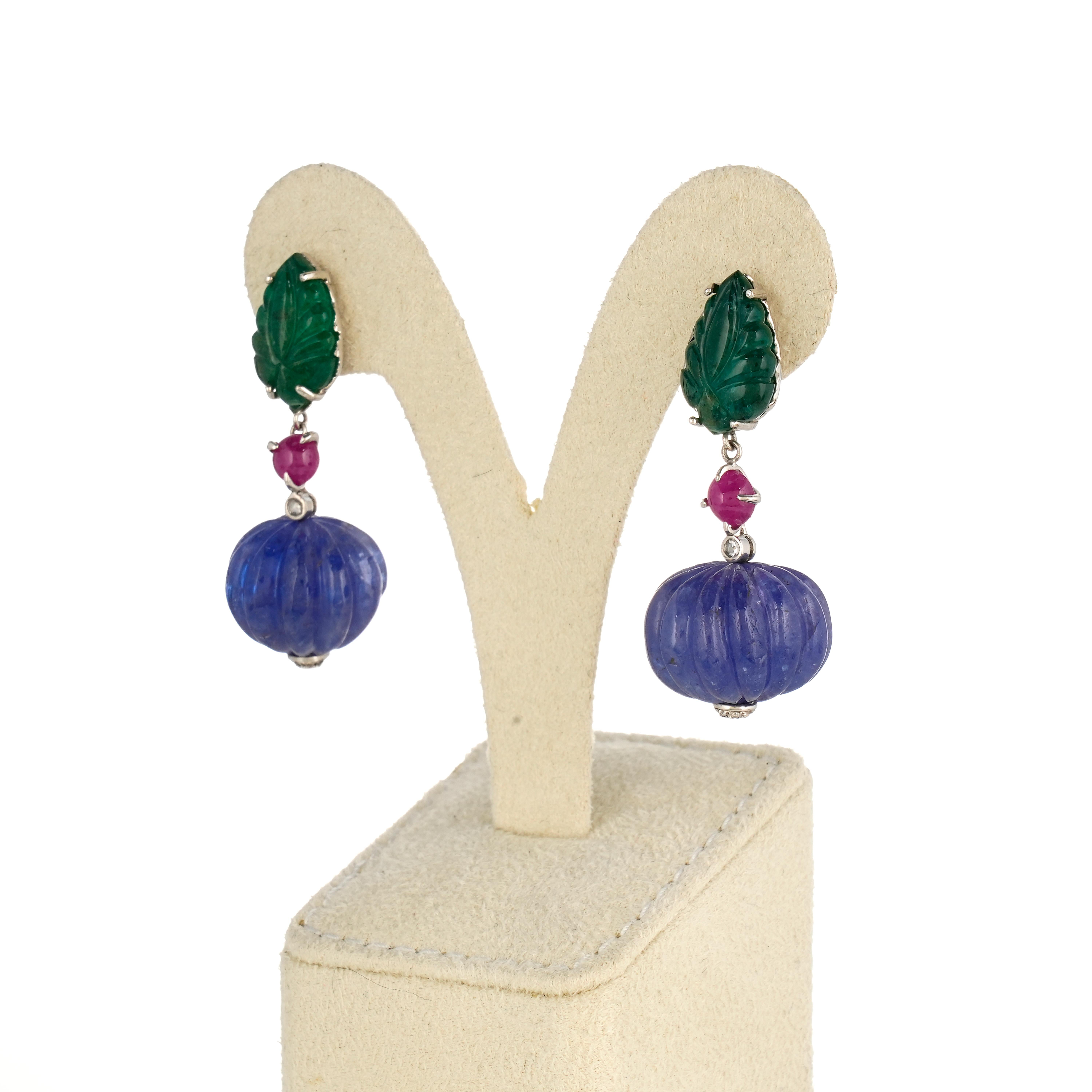 Art Deco Art-Deco Carved Tanzanite and Emerald Dangle Earring