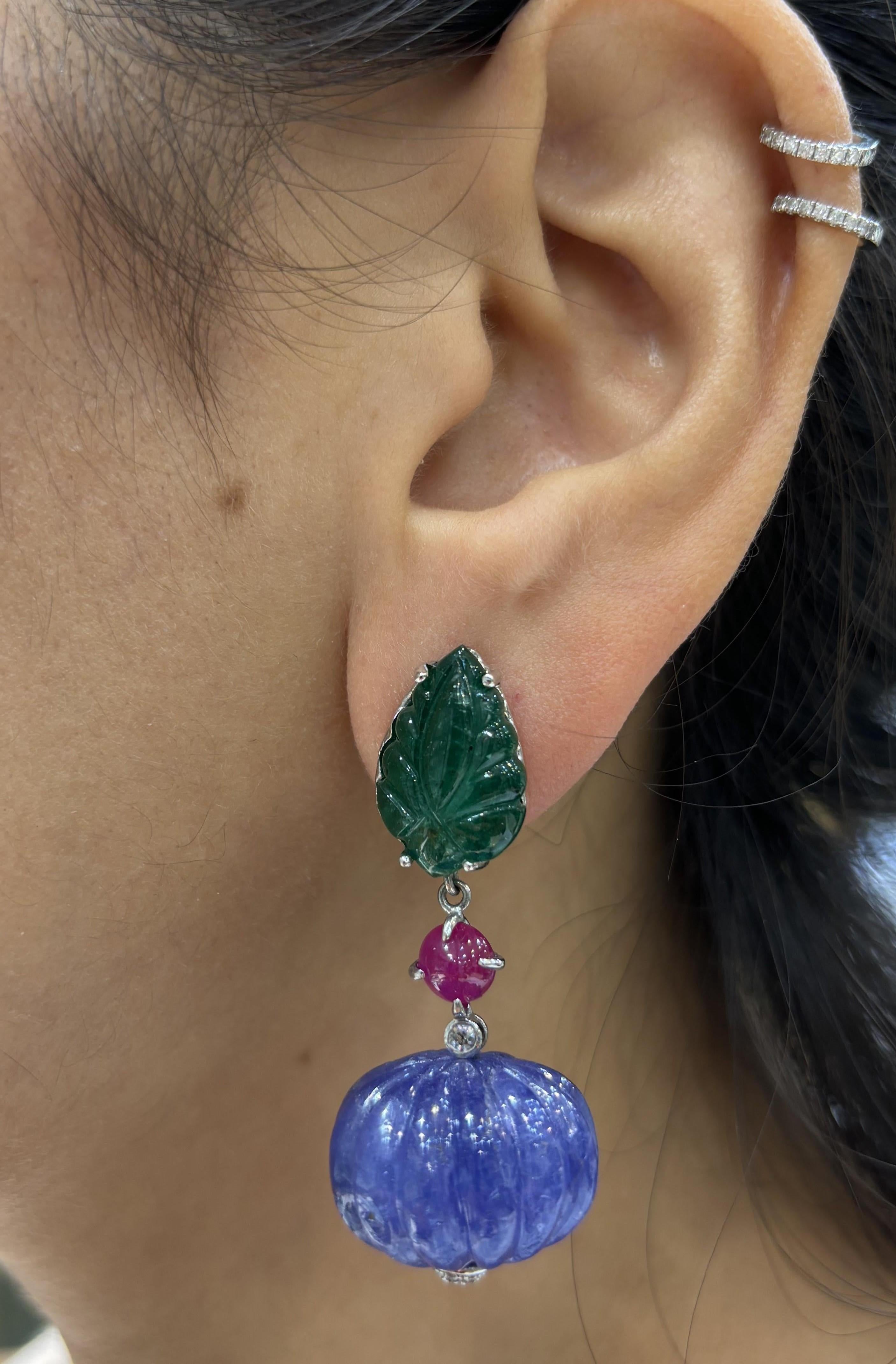 Art-Deco Carved Tanzanite and Emerald Dangle Earring In New Condition In Bangkok, Thailand