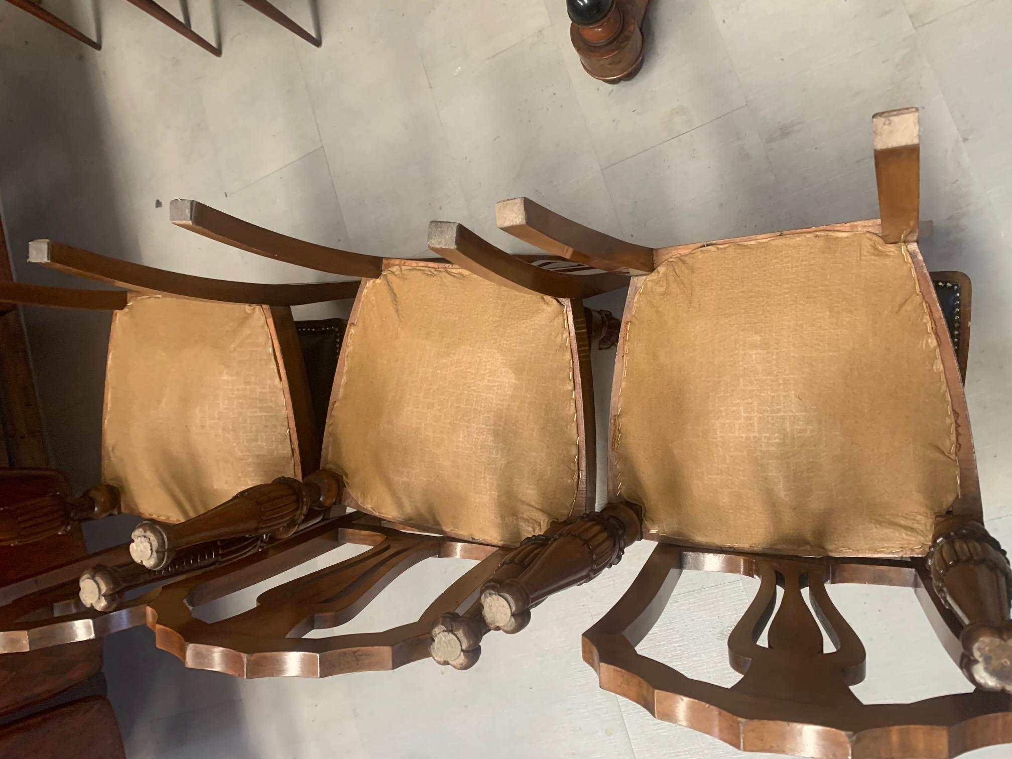 Art déco-Esszimmerstühle aus geschnitztem Nussbaumholz, 1930er Jahre, 6er-Set im Angebot 3