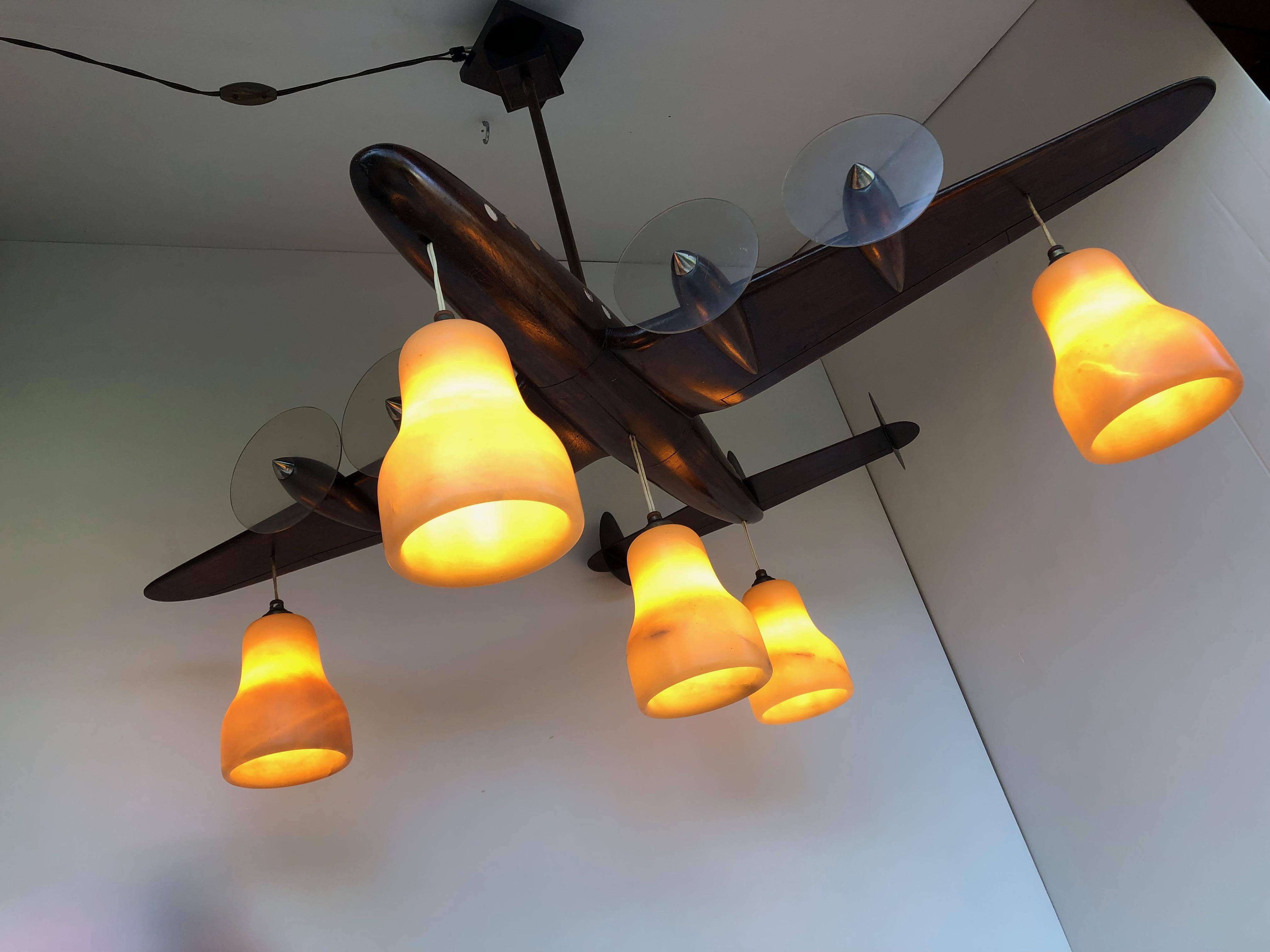 Lampadario a forma di aeroplano in legno intagliato Art Carved 5 luci in vendita 5
