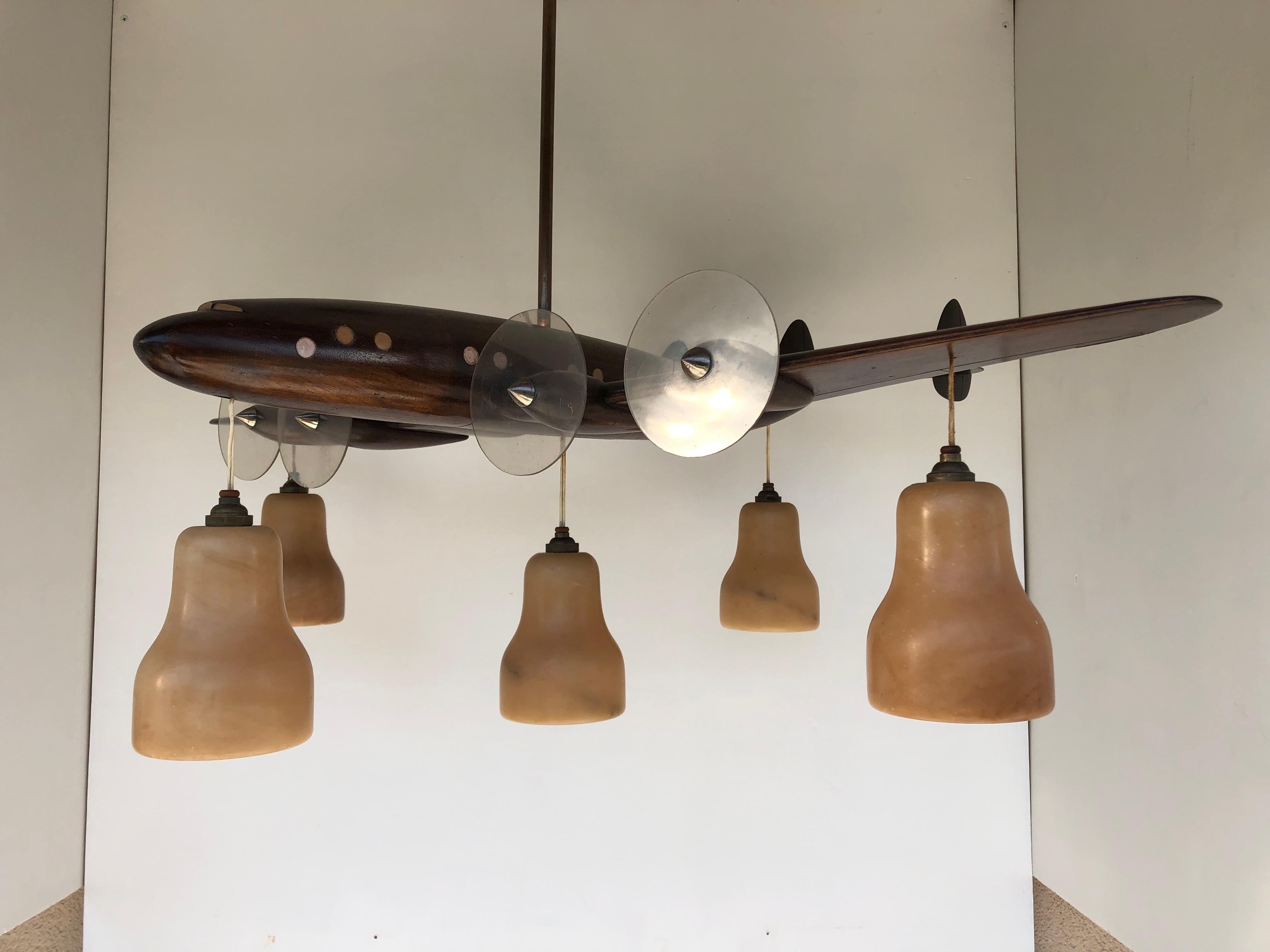 Raro lampadario del 1935/1940 circa.
Piano in legno intagliato con sei tulipani in alabastro.
Probabilmente un pezzo unico.
Questo lampadario è elettrificato, è pronto per essere installato.

Lunghezza: 81 cm
Larghezza: 106 cm
Altezza: 76 cm
Peso:
