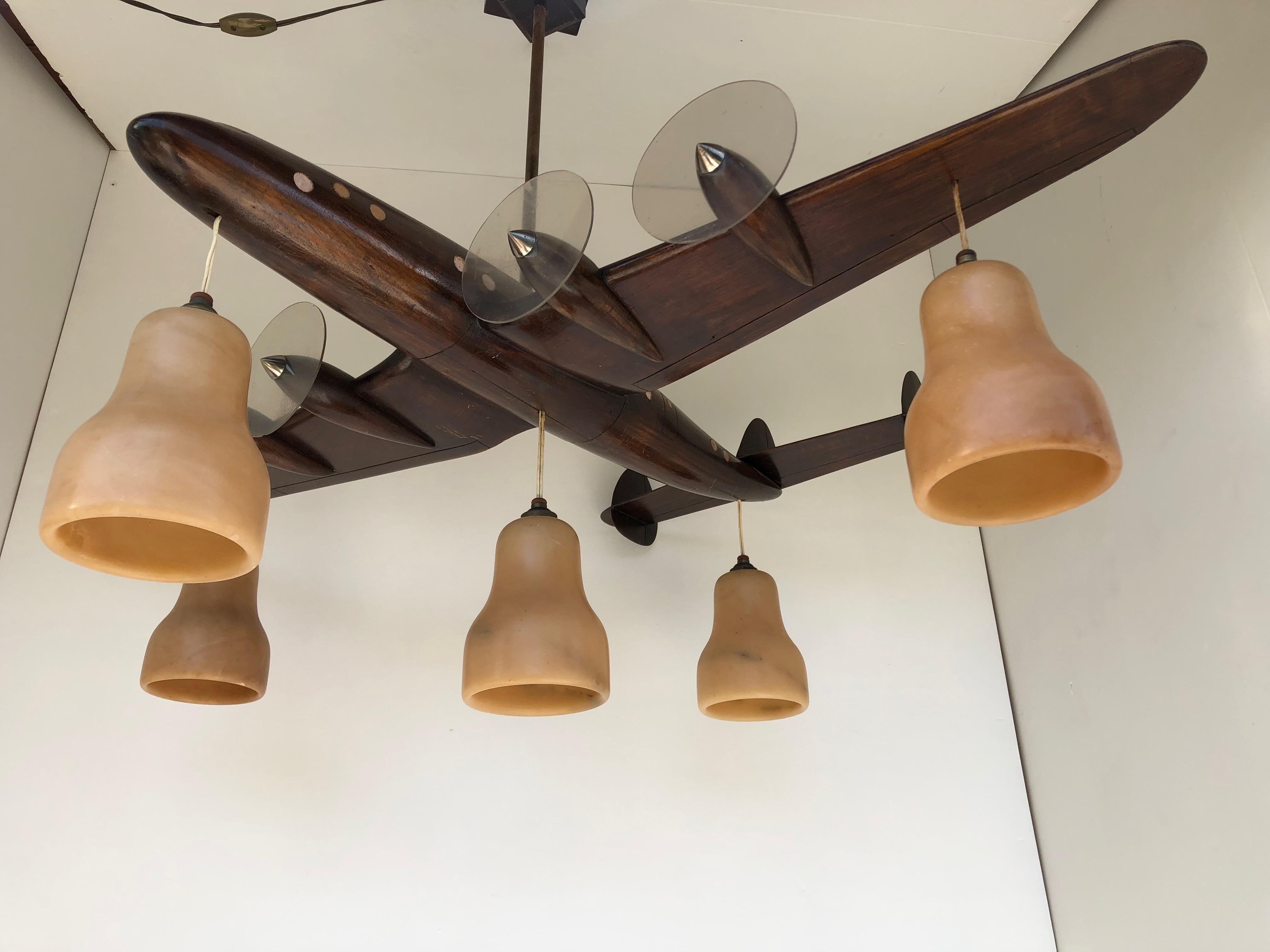 Metà XX secolo Lampadario a forma di aeroplano in legno intagliato Art Carved 5 luci in vendita