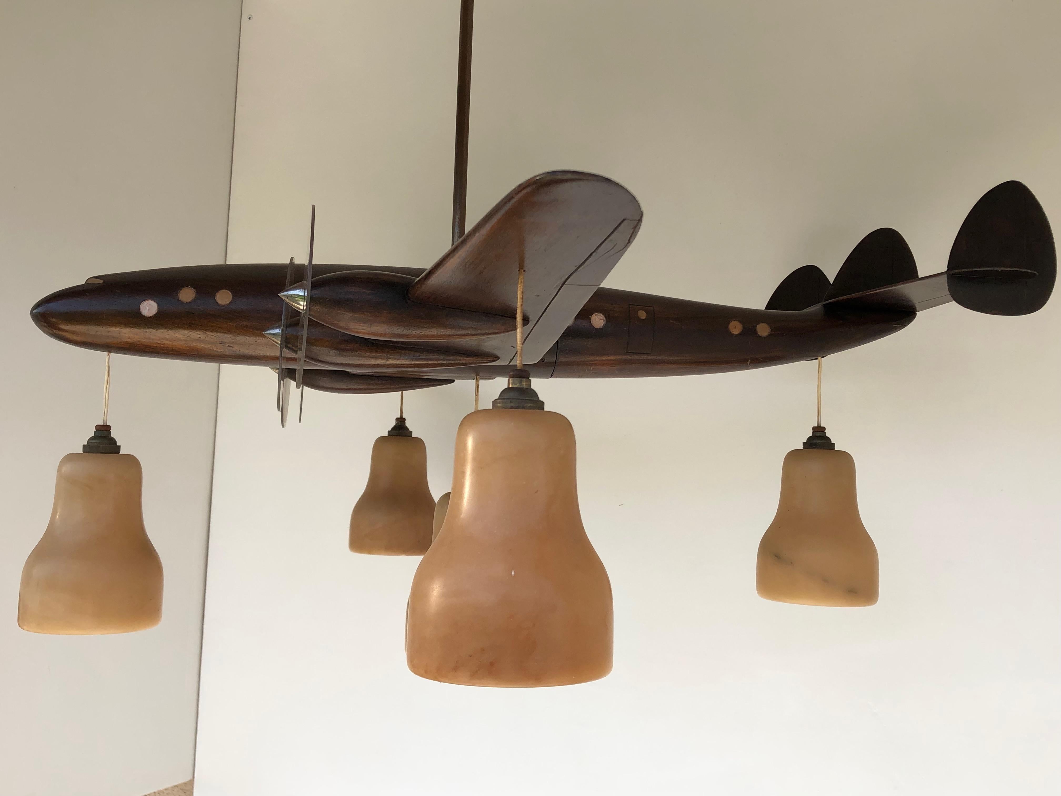 Alabastro Lampadario a forma di aeroplano in legno intagliato Art Carved 5 luci in vendita