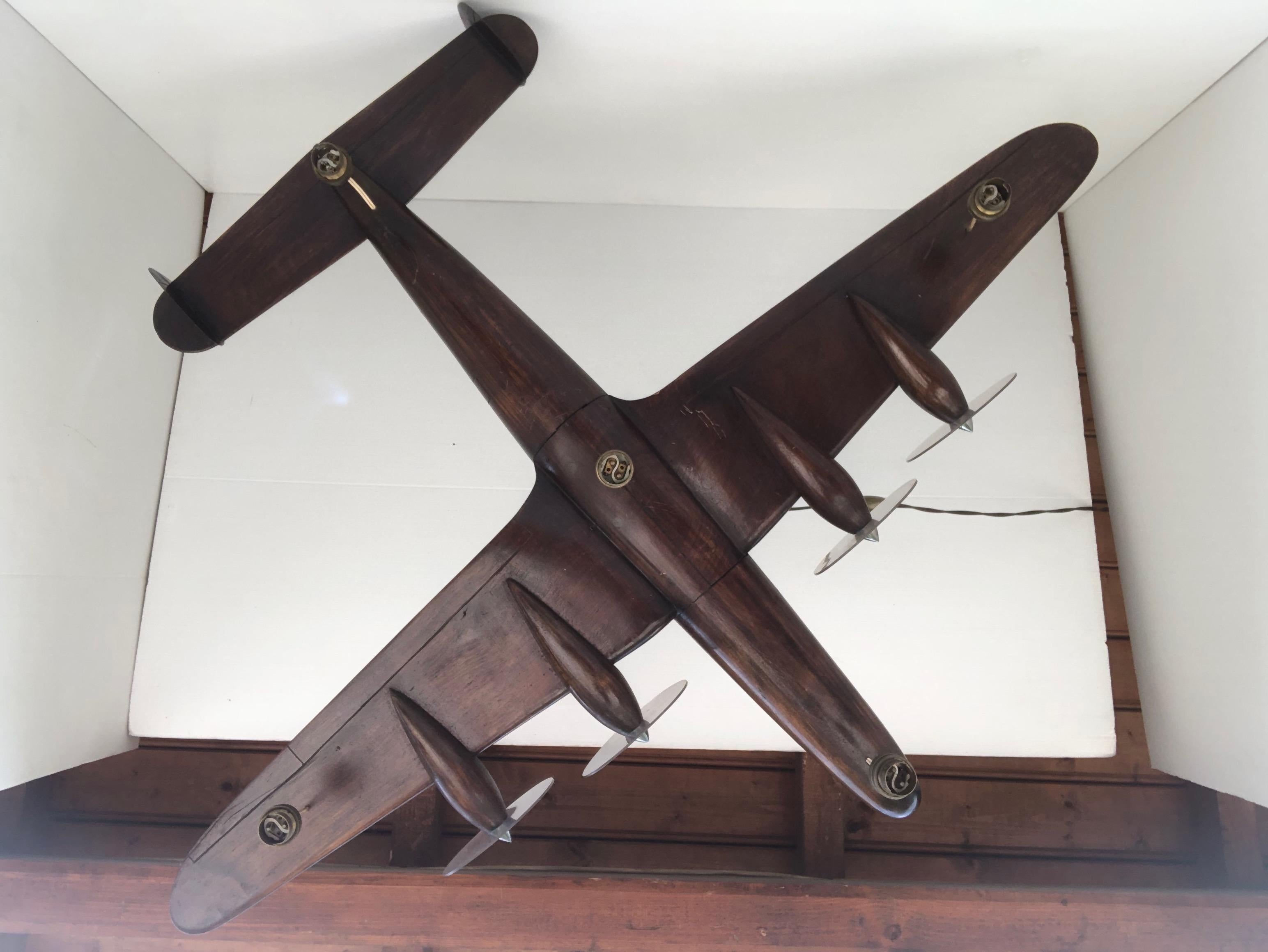 Lampadario a forma di aeroplano in legno intagliato Art Carved 5 luci in vendita 1