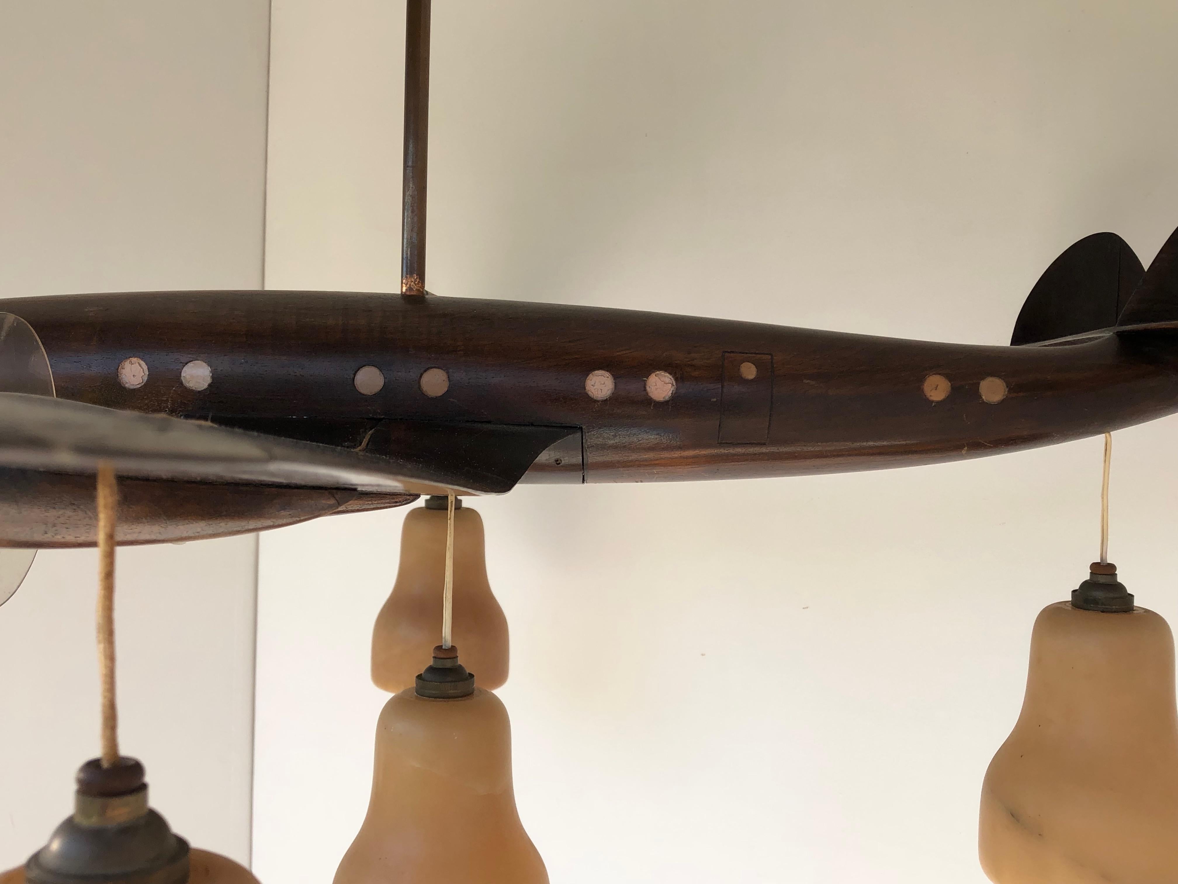 Lampadario a forma di aeroplano in legno intagliato Art Carved 5 luci in vendita 2