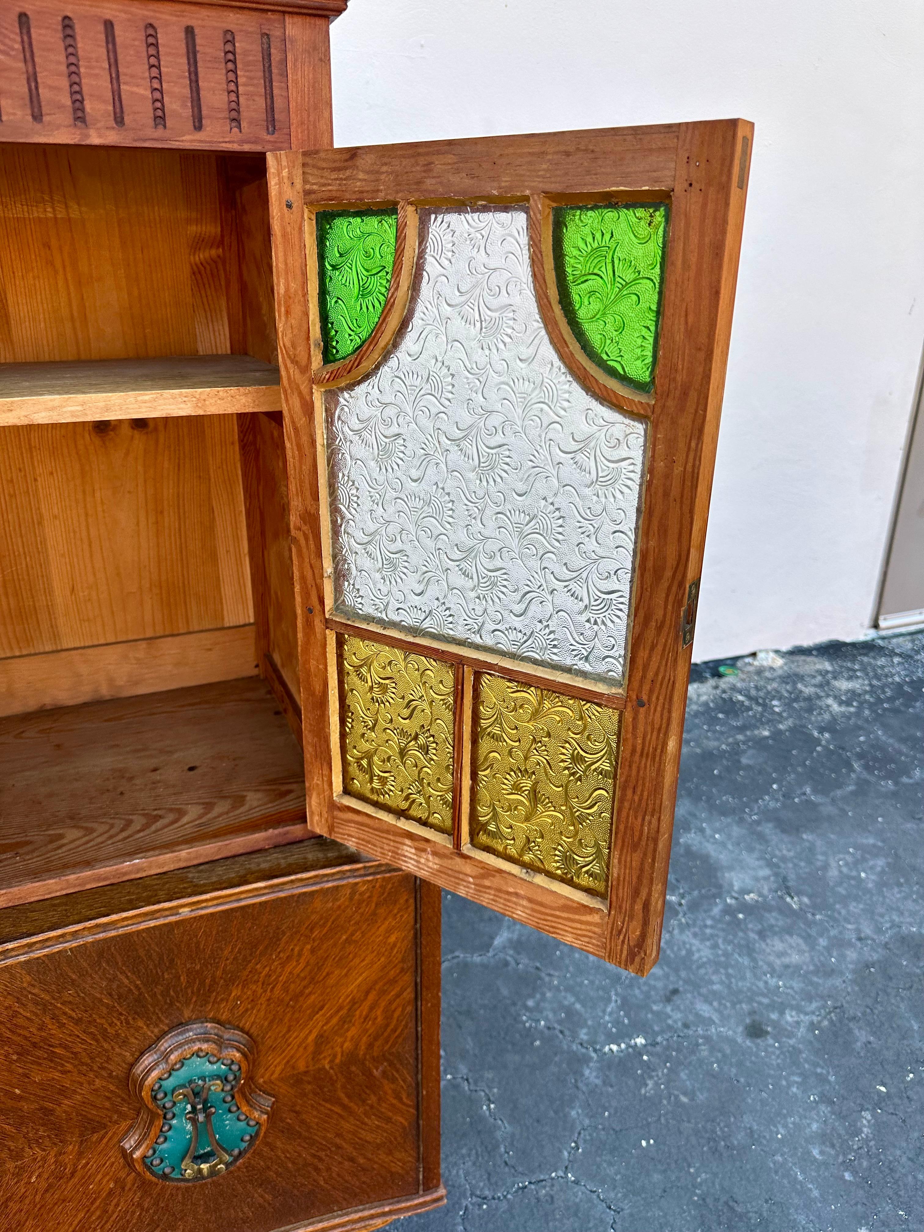 Art Carved Wood Stained Yellow Green Glass Mini Sideboard Hutch im Angebot 3