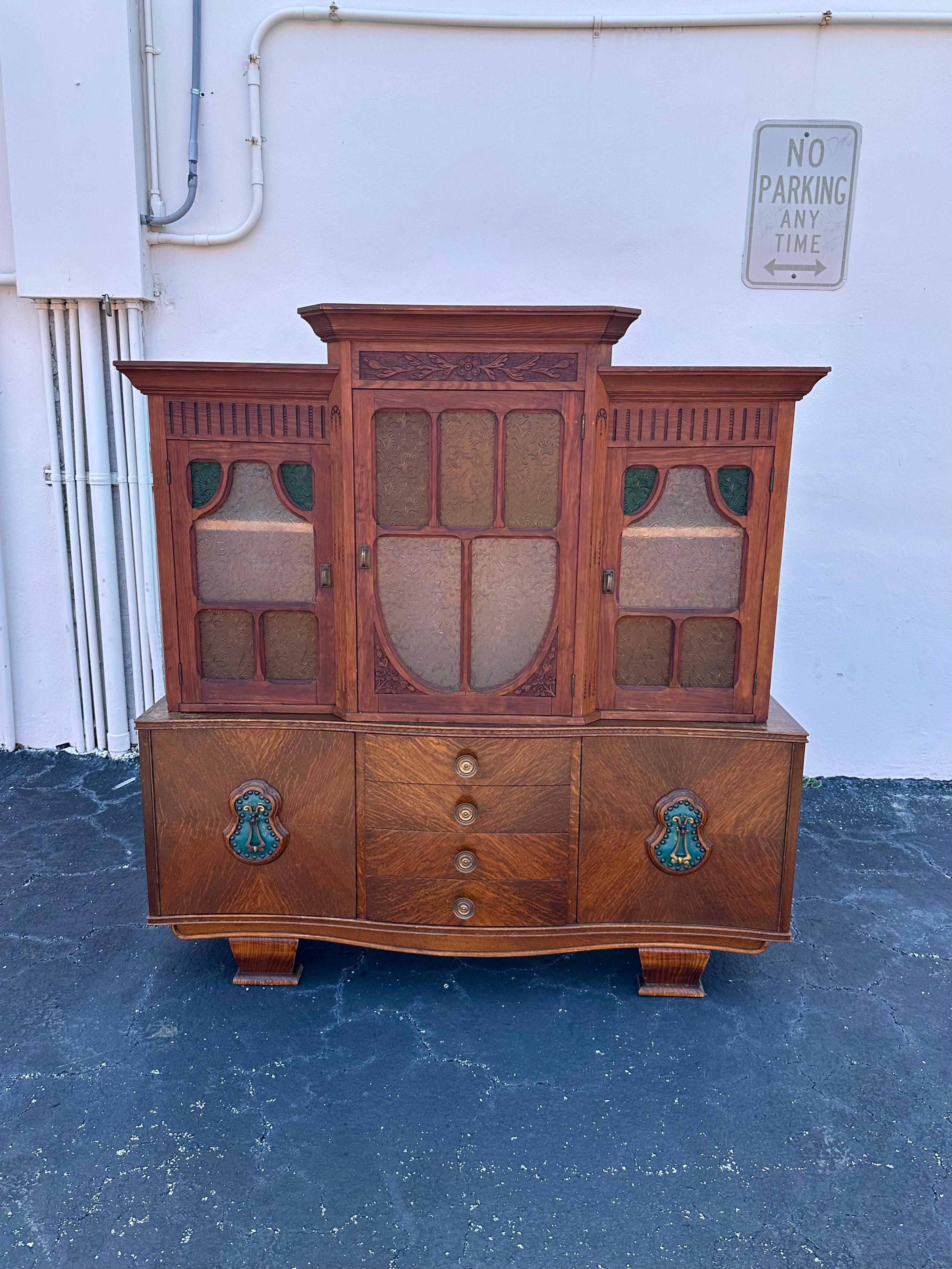 Bei dieser Gelegenheit bieten wir Ihnen eines der schönsten und seltensten, handgeschnitzten Holz- und Glasmalereischränke an, die Sie je finden konnten. Das Design ist durchgängig herausragend. Die schöne Kommode ist ein Statement und voller
