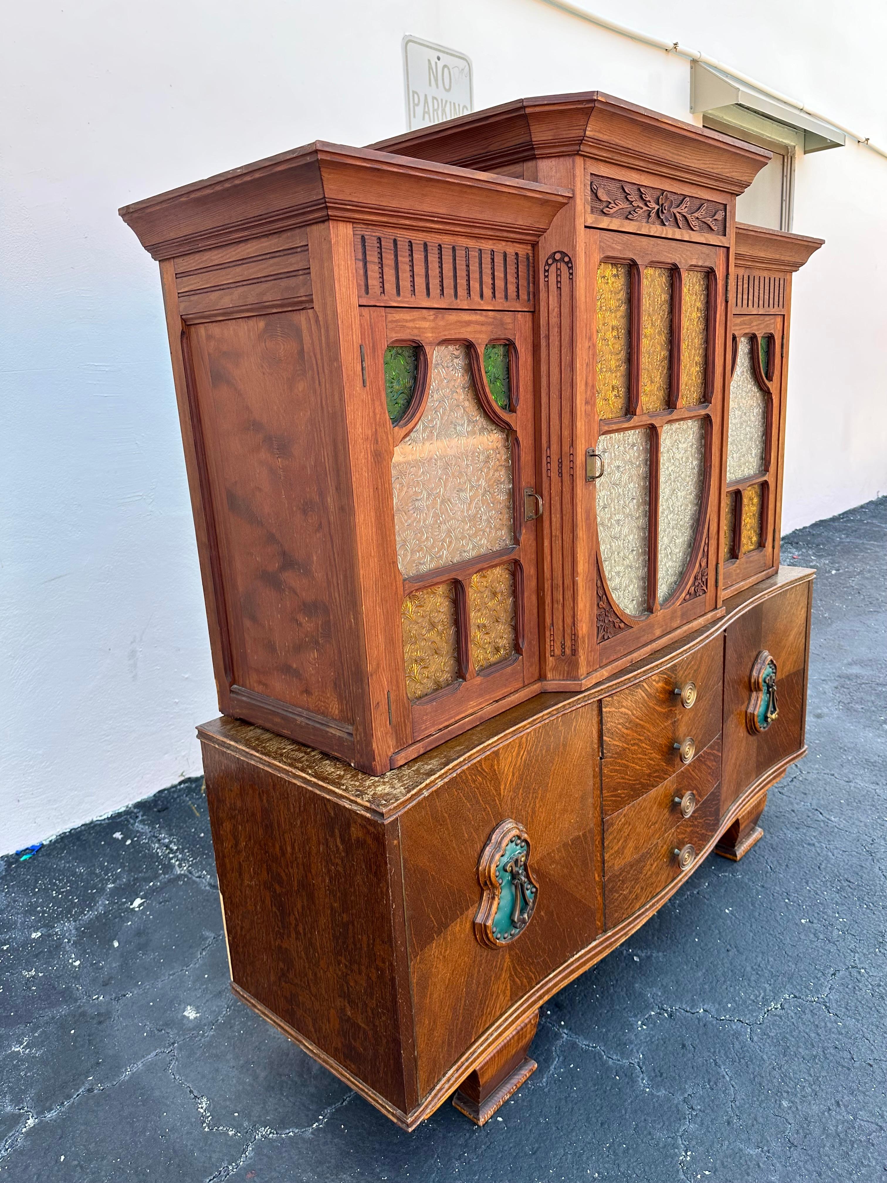 Art Carved Wood Stained Yellow Green Glass Mini Sideboard Hutch (Art déco) im Angebot