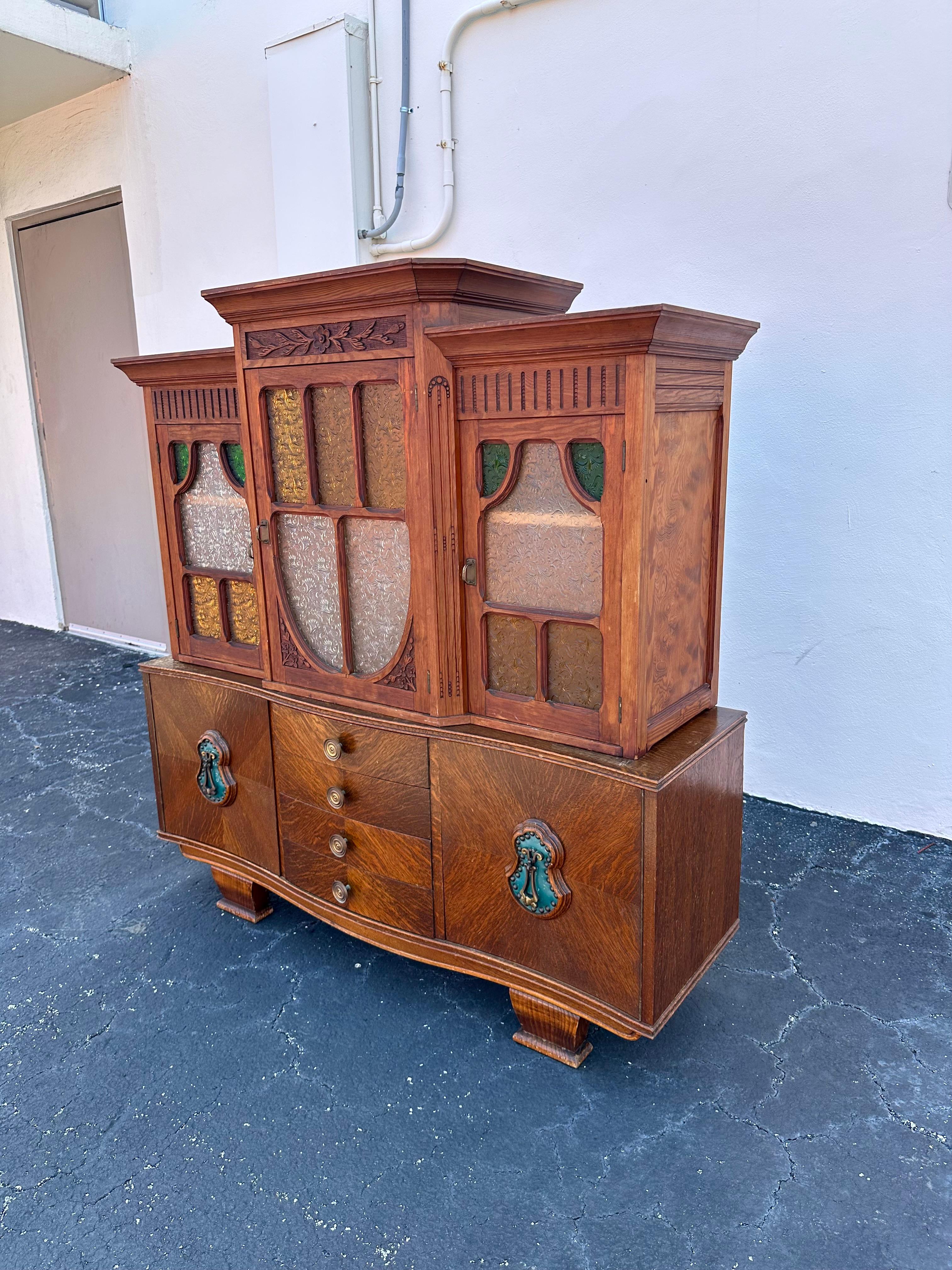 Art Carved Wood Stained Yellow Green Glass Mini Sideboard Hutch (Europäisch) im Angebot