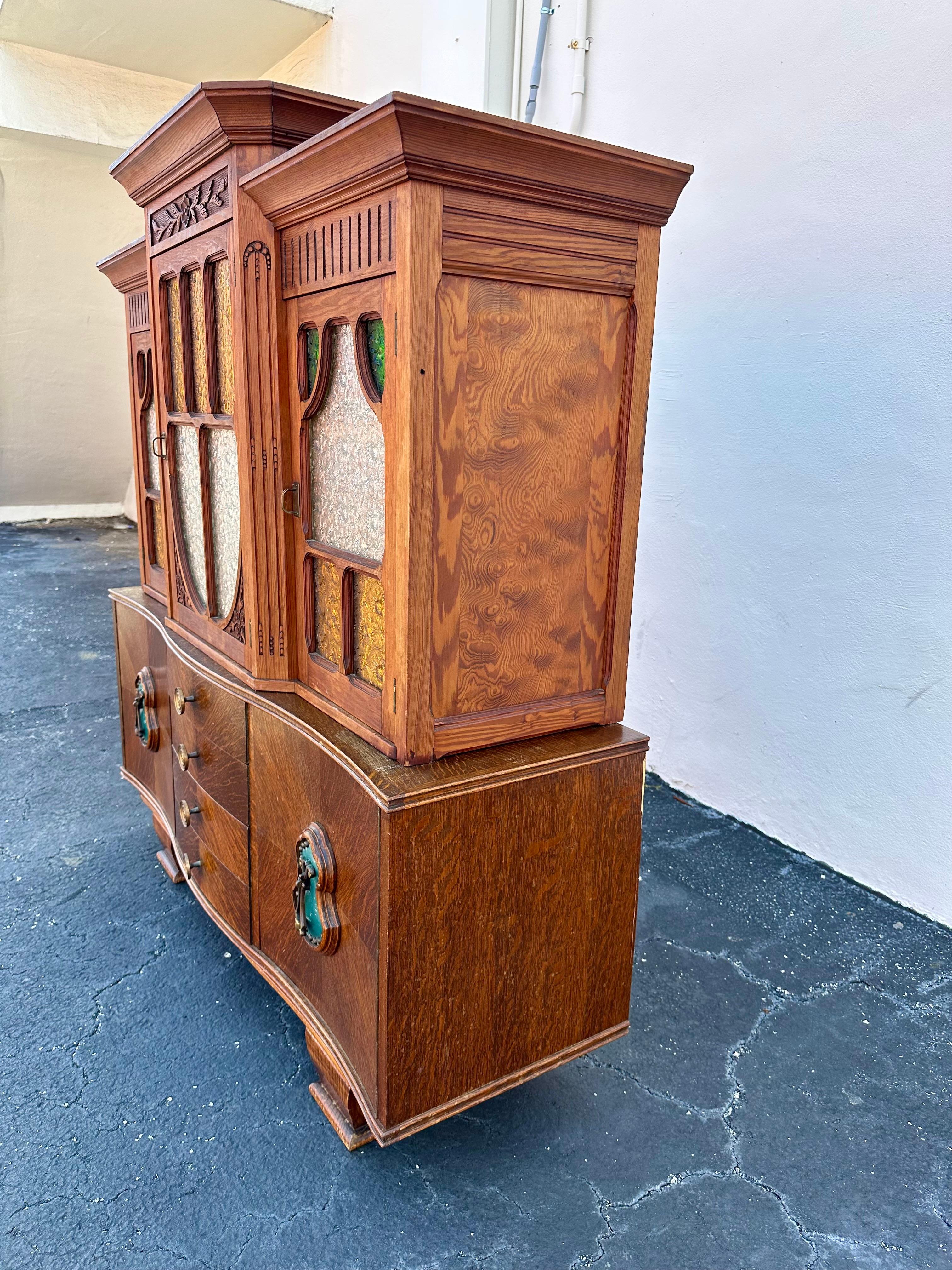 Art Carved Wood Stained Yellow Green Glass Mini Sideboard Hutch im Zustand „Gut“ im Angebot in Fort Lauderdale, FL