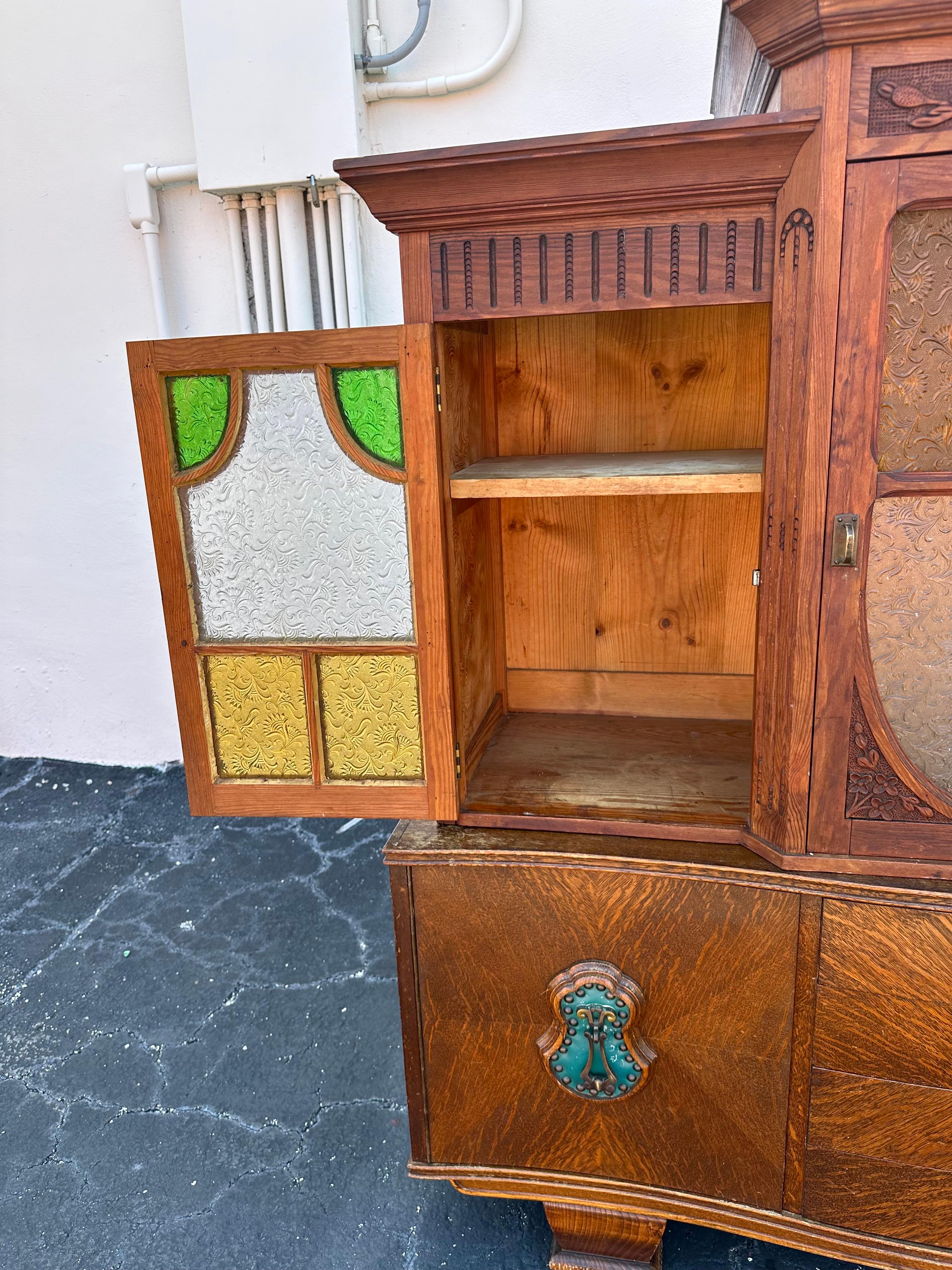 Art Carved Wood Stained Yellow Green Glass Mini Sideboard Hutch (Mitte des 20. Jahrhunderts) im Angebot