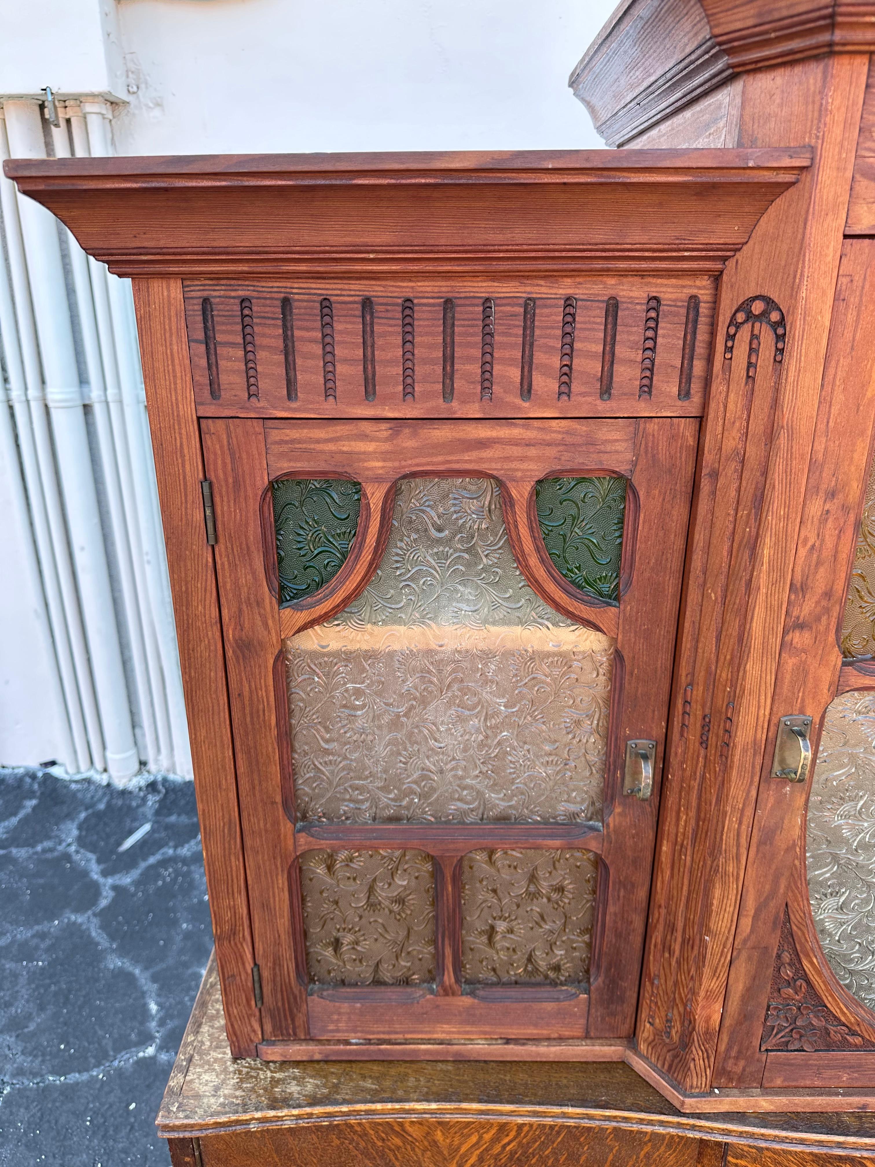 Art Carved Wood Stained Yellow Green Glass Mini Sideboard Hutch (Buntglas) im Angebot
