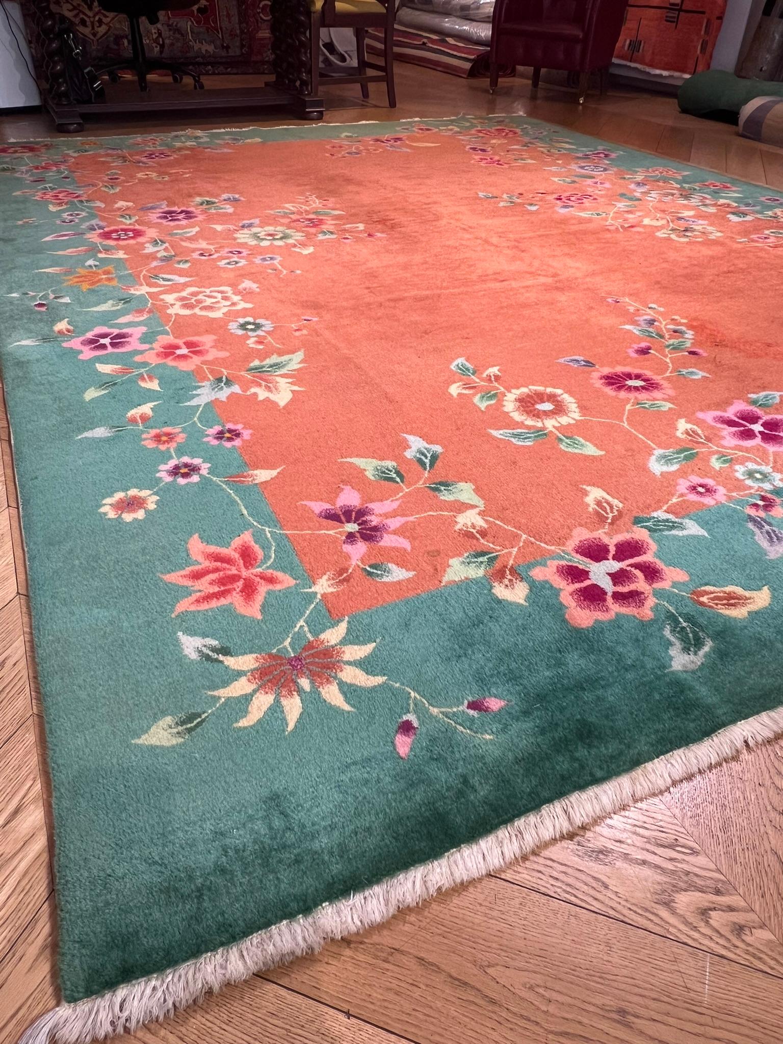 Art Déco: Cascada de flores sobre campo naranja vivo y borde verde esmeralda en venta 2