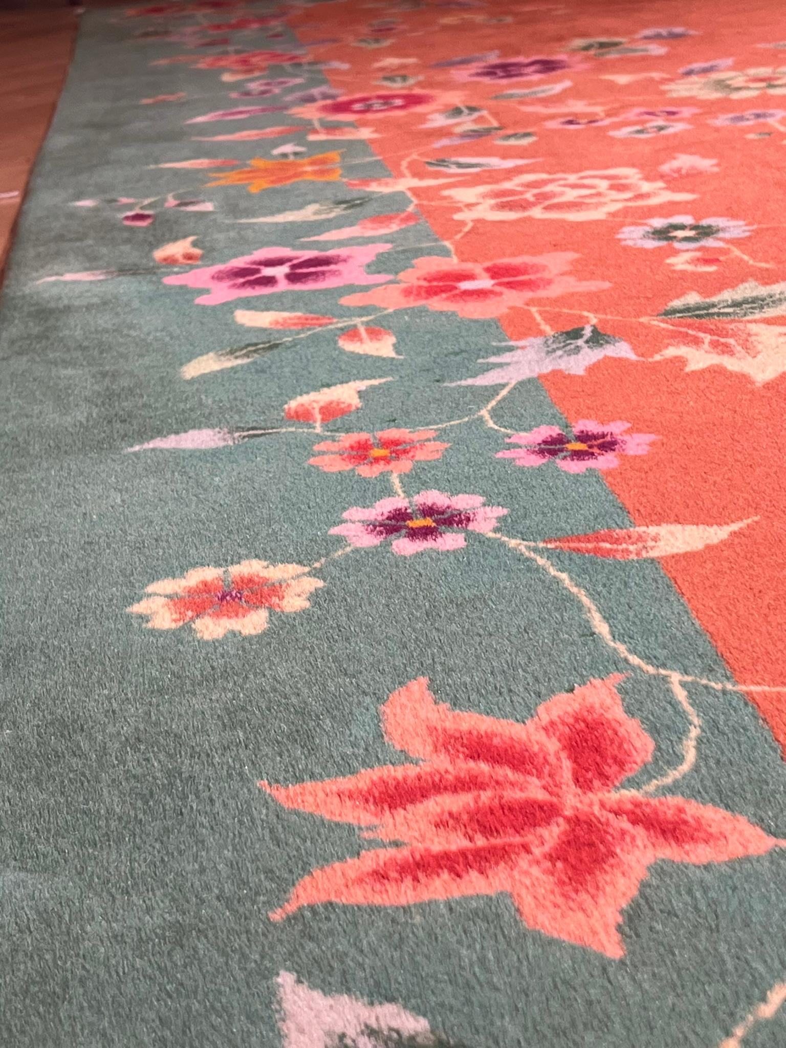 Art Déco: Cascada de flores sobre campo naranja vivo y borde verde esmeralda en venta 4