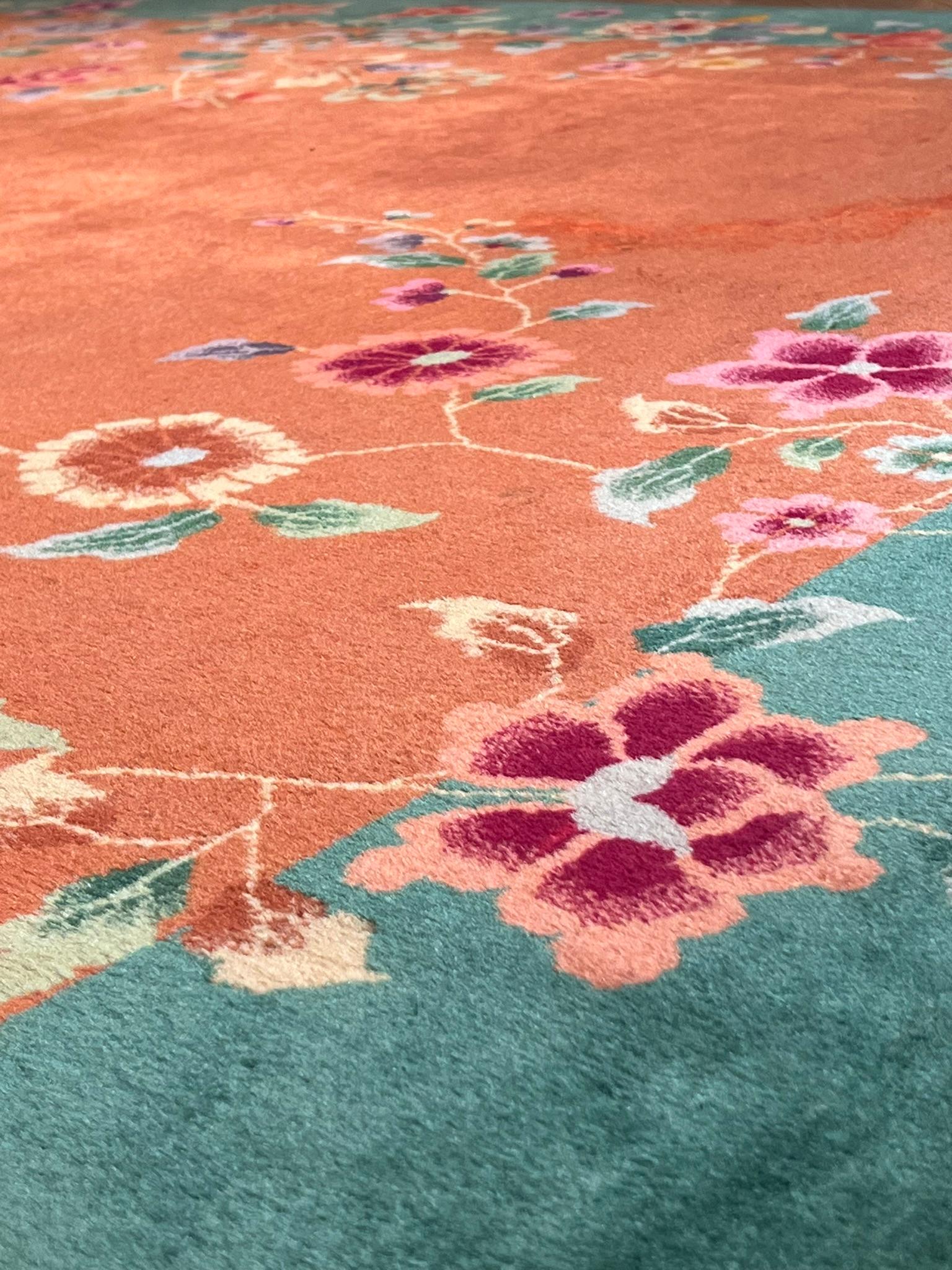 Art Déco: Cascada de flores sobre campo naranja vivo y borde verde esmeralda en venta 5