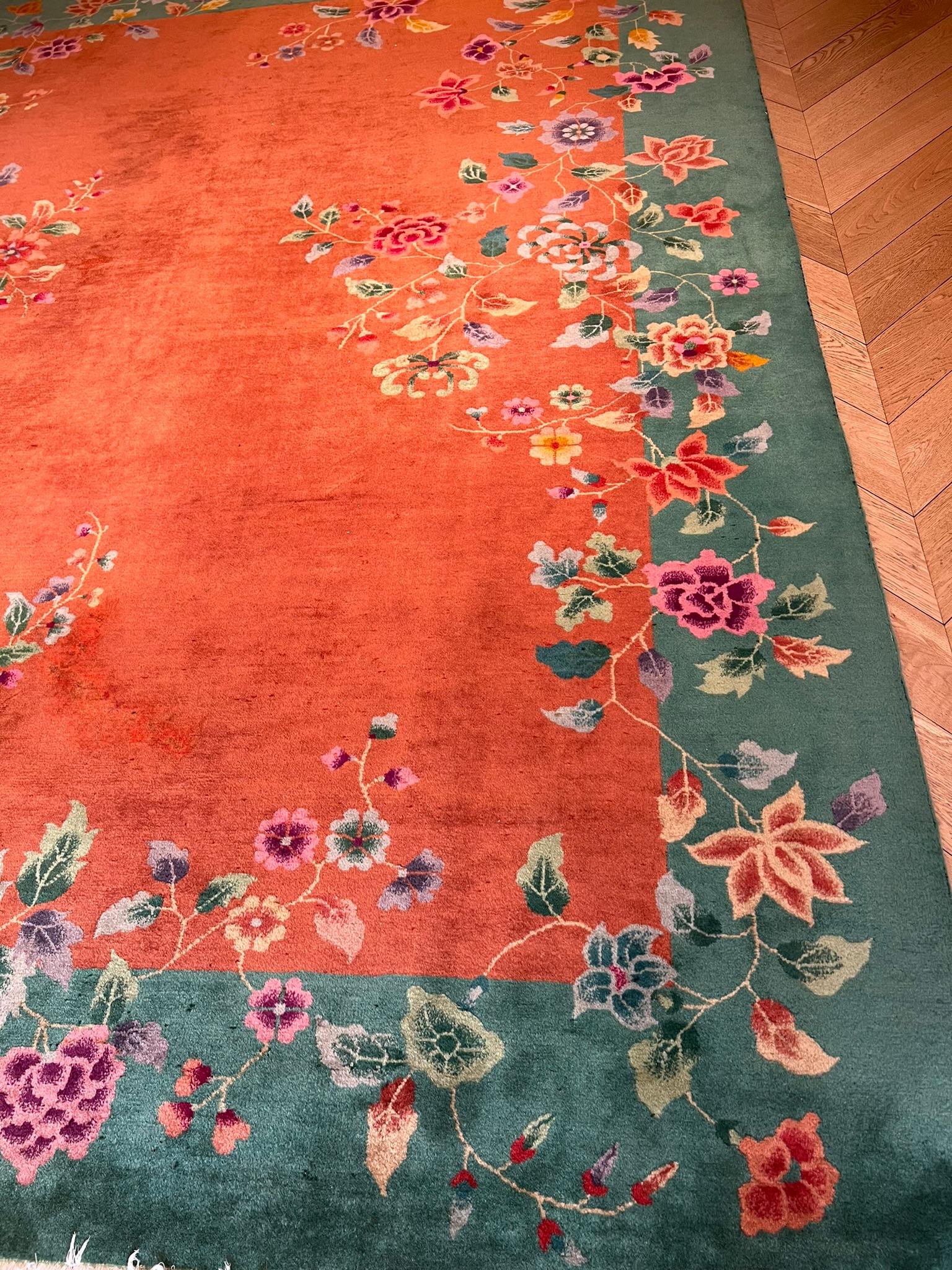Por su elegancia y estilo inusual, se puede reconocer esta hermosa alfombra china del periodo Art Déco. La lana es brillante y sedosa, hilada con más grosor que la lana china normal. Este tipo de alfombra se originó hacia los años veinte por
