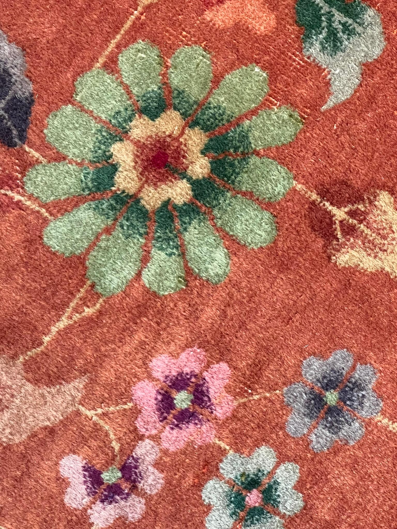 Art Déco: Cascada de flores sobre campo naranja vivo y borde verde esmeralda Chinese en venta