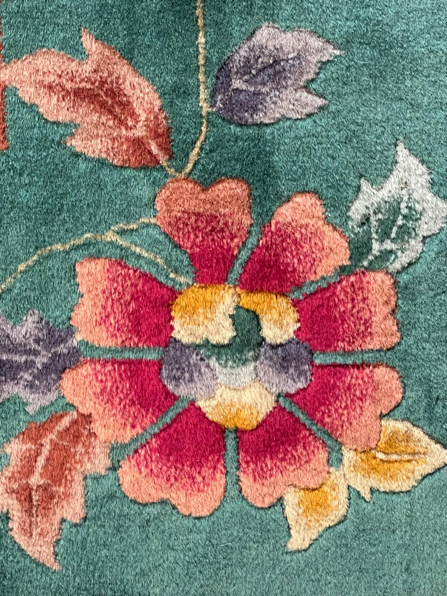 Art Déco: Cascada de flores sobre campo naranja vivo y borde verde esmeralda Anudado a mano en venta