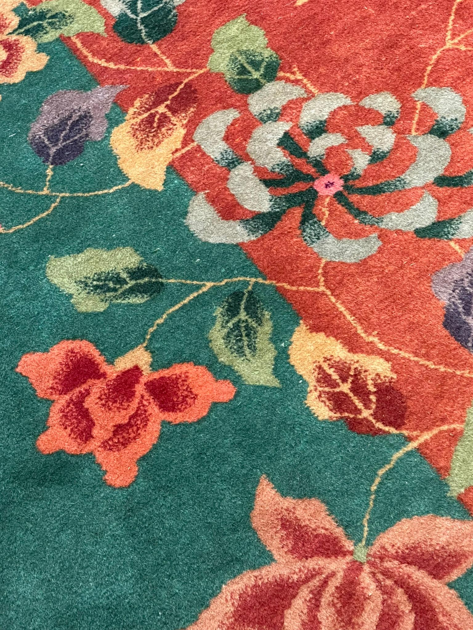 Art Déco: Cascada de flores sobre campo naranja vivo y borde verde esmeralda Mid-20th Century en venta