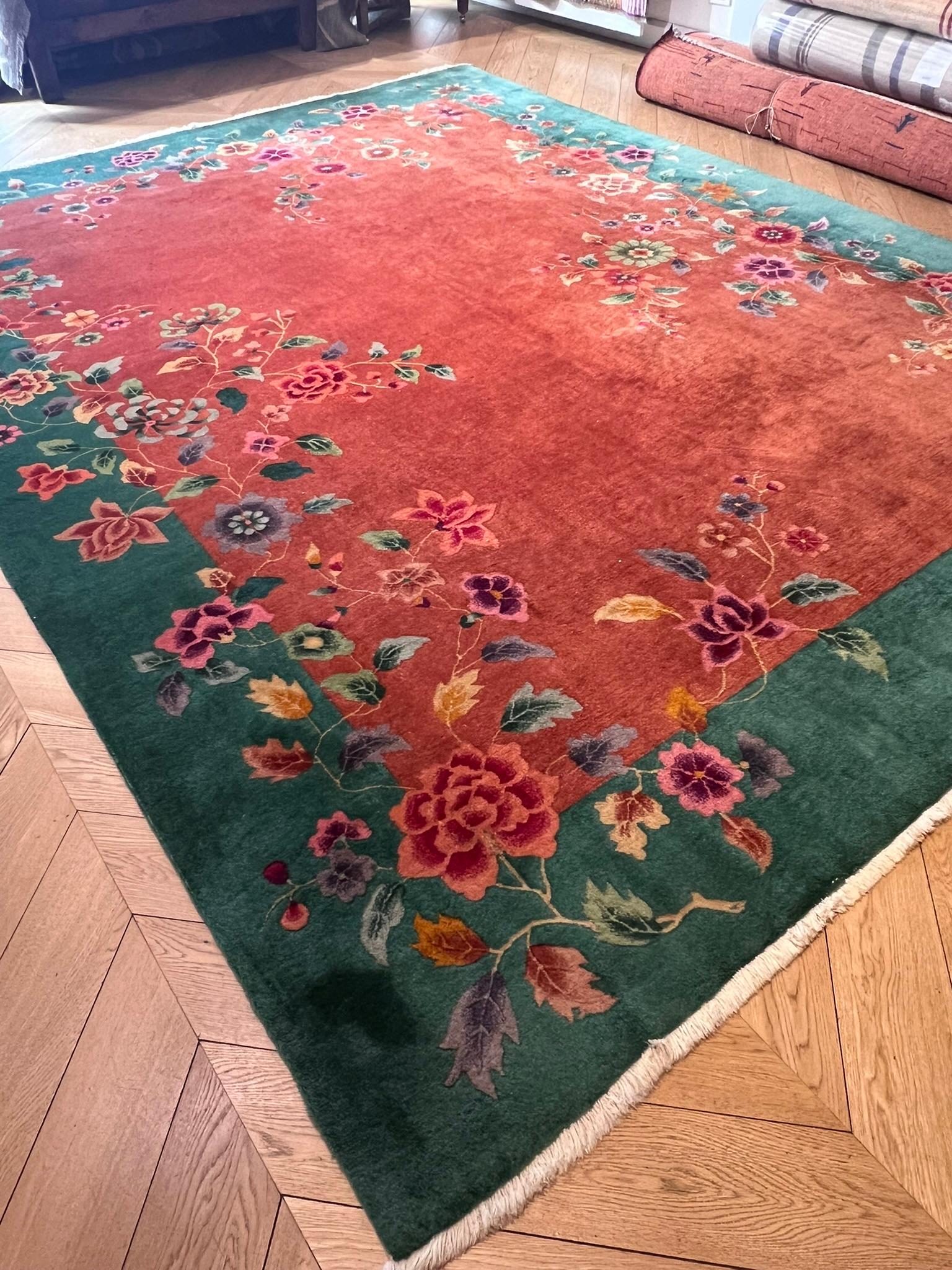 Art Déco: Cascada de flores sobre campo naranja vivo y borde verde esmeralda Lana en venta