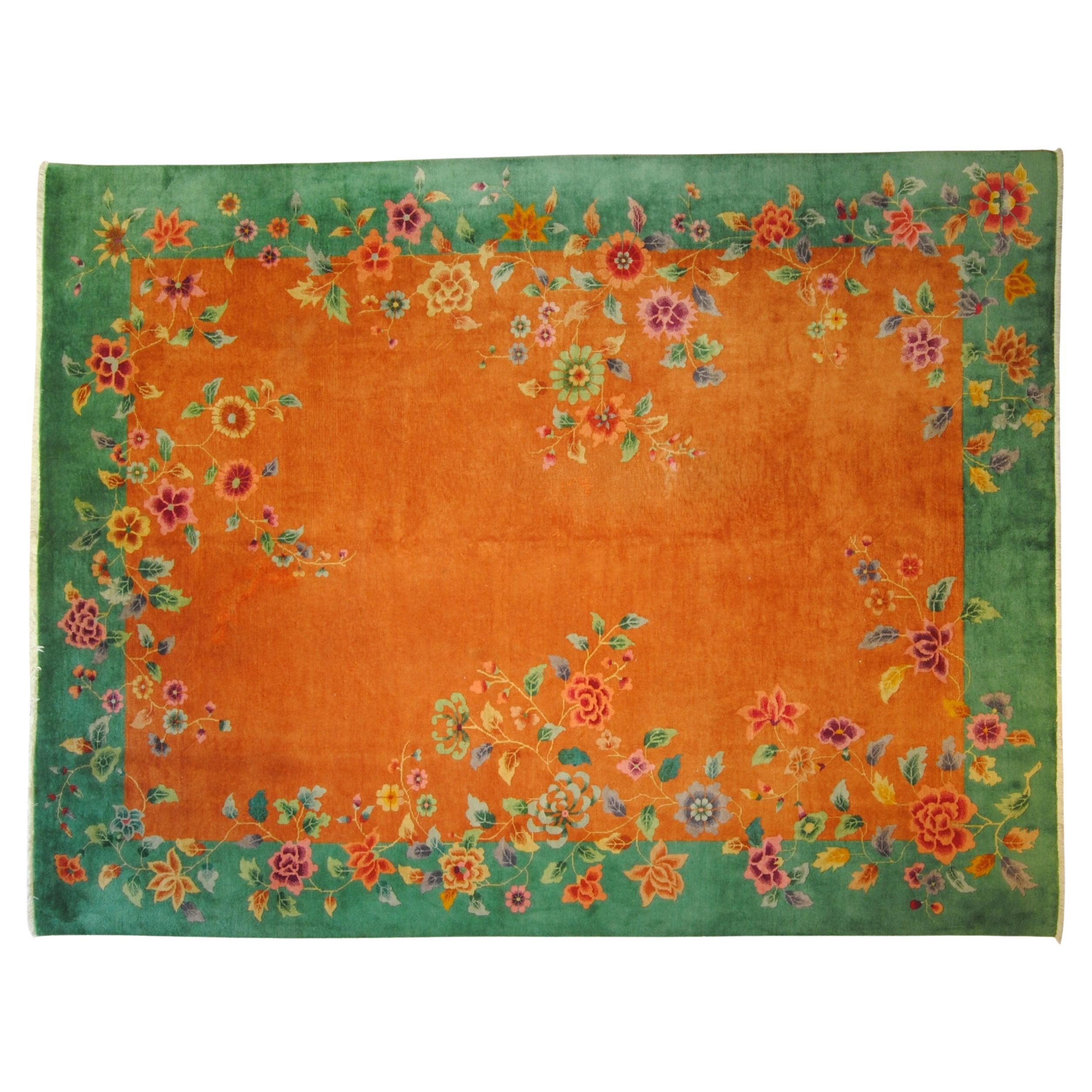 Art Déco: Cascada de flores sobre campo naranja vivo y borde verde esmeralda en venta