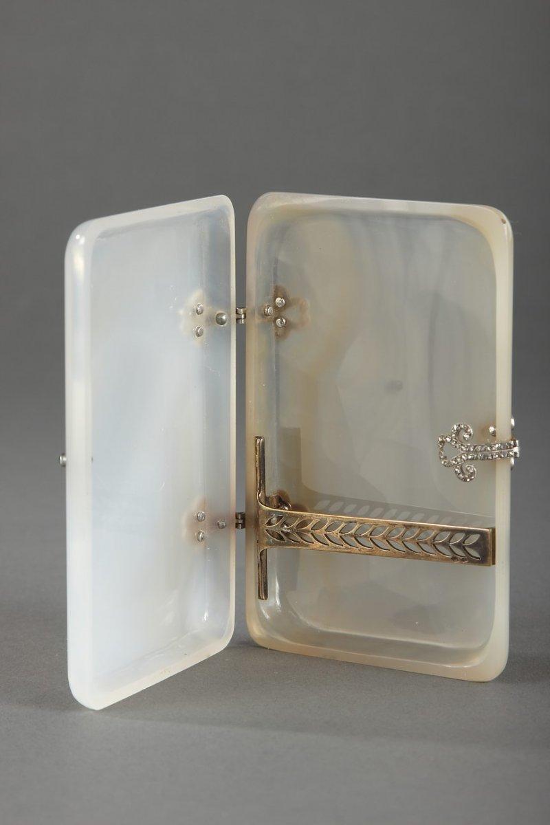 Translucent agate cigarette or card case with golden tints. The hinges and clasp in white gold with interlaced patterns are set with diamonds and emeralds on one side.
In the 1920s and 1930s, smoking was regarded as a sophisticated pastime. Many