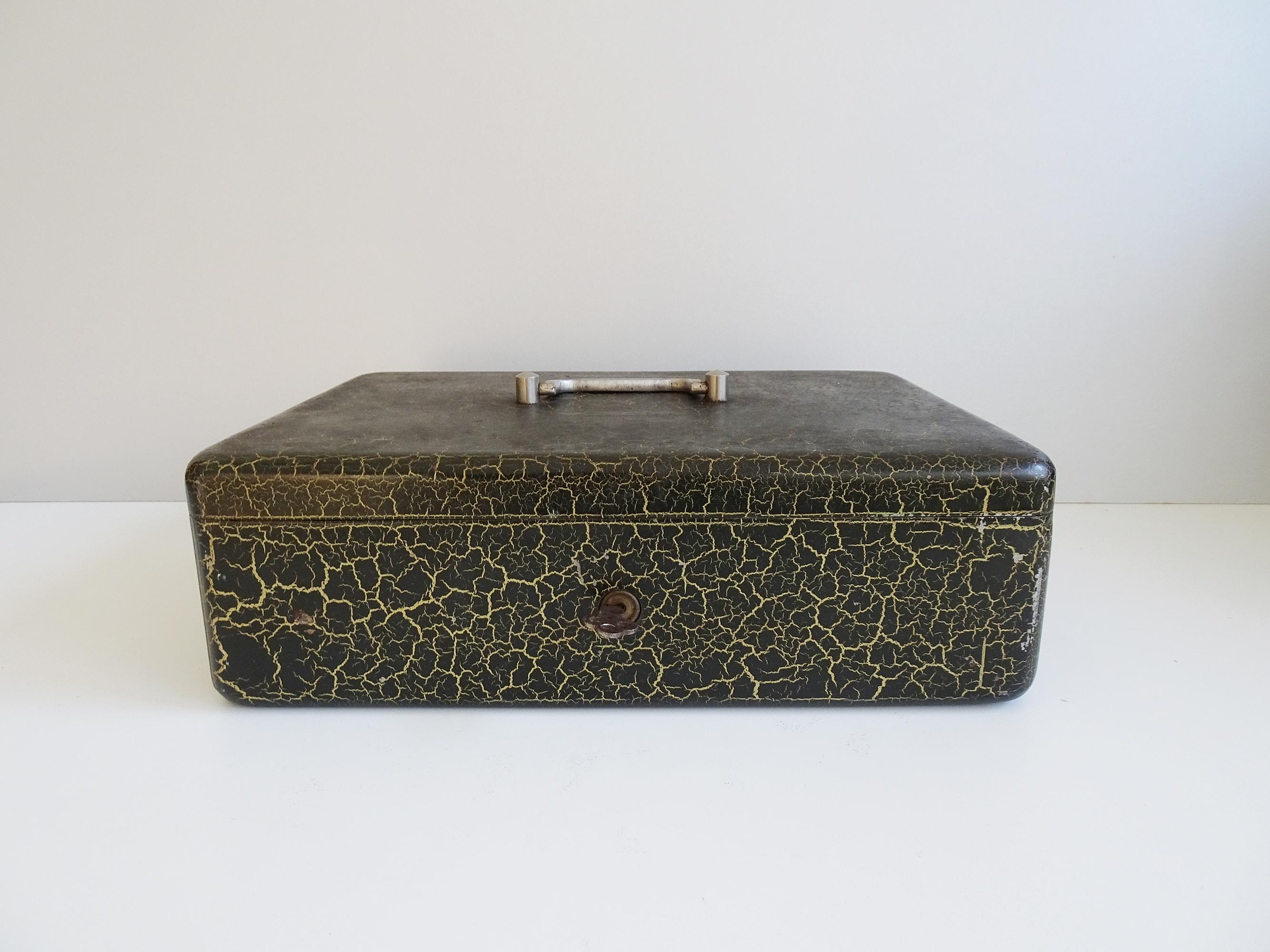 French steel box from the 1930s. Green lacquered case with golden craquelé pattern. The cash register has a classic handle and a key to lock. Painted green in the interior and a sheet metal insert for coins.

A great piece from Art Deco with