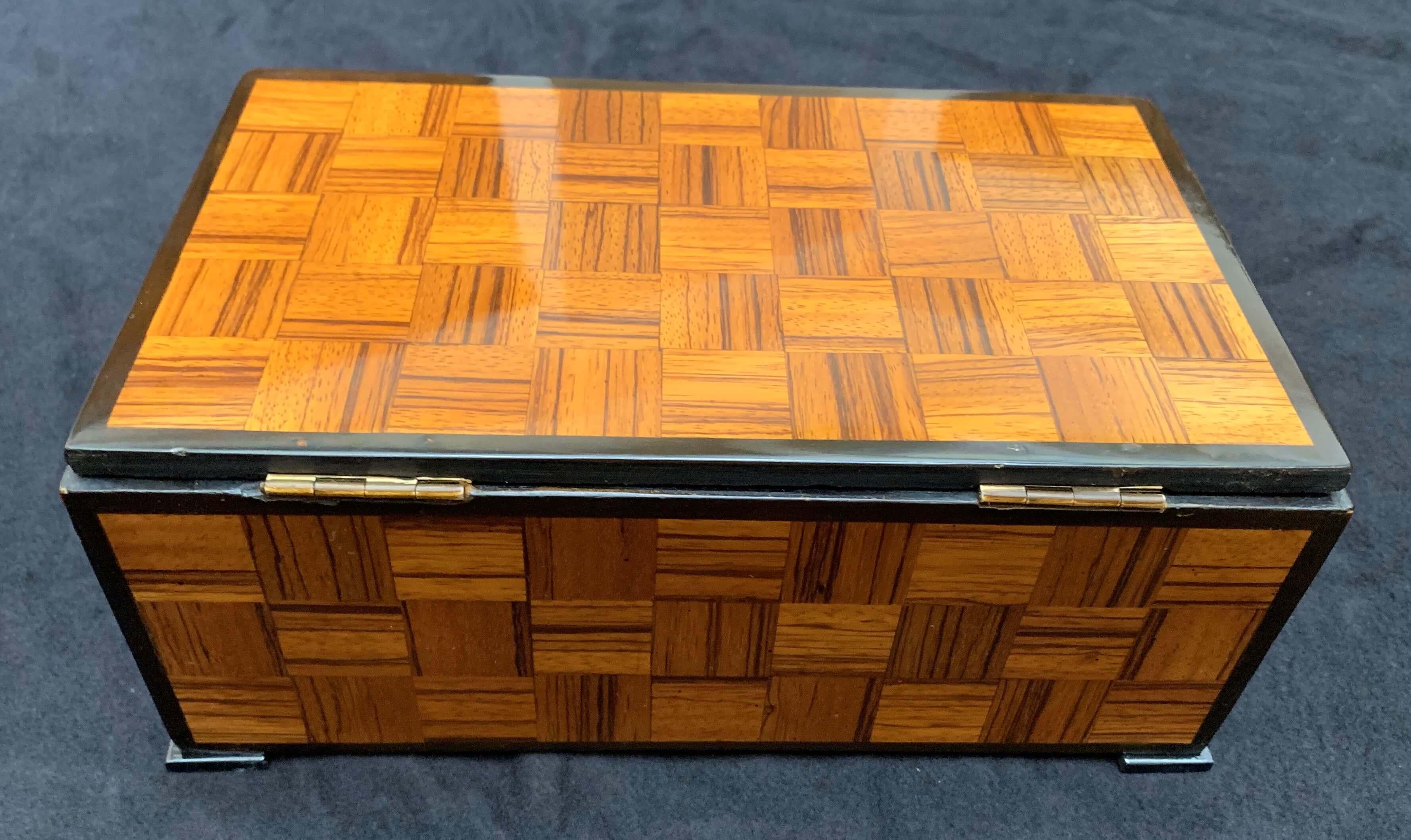 Wonderful Art Deco Jewellery casket box with 