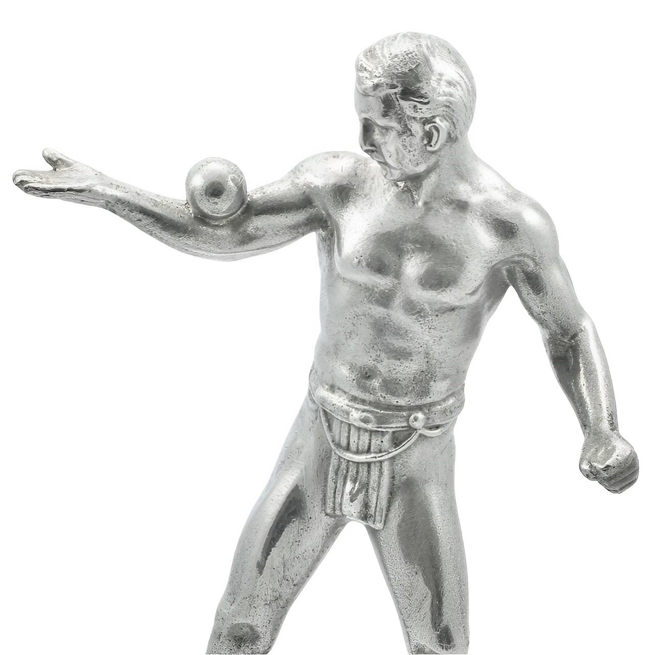 
Maravilloso cenicero Art Decó de metal cromado fundido, con un hombre atlético con una pelota. La altura es de 21 cm y el cenicero mide 21 cm por 12,8 cm.

Se trata de una pieza cromada clásica de los años 30. Un hallazgo raro.