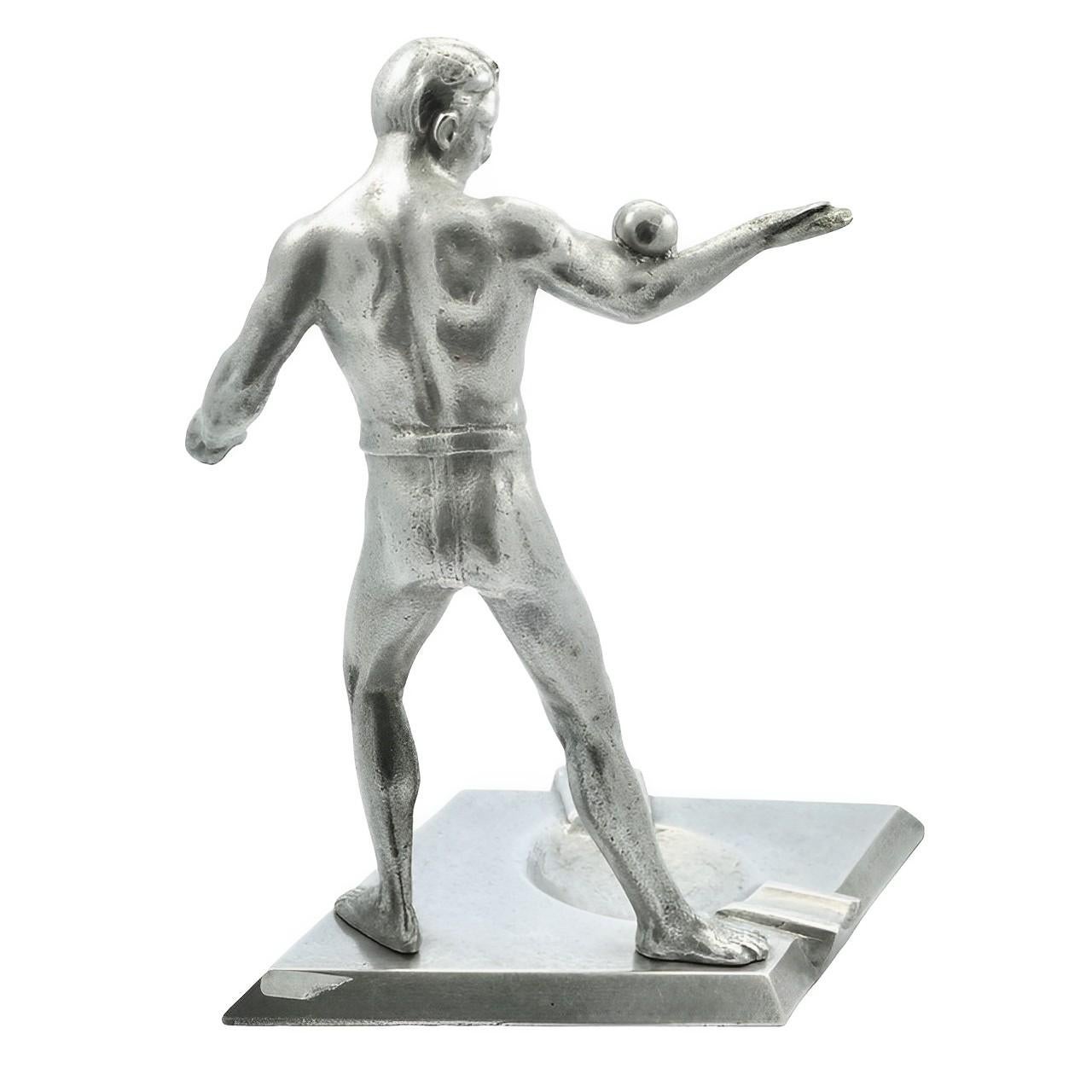 Cenicero Art Decó de metal cromado fundido Hombre atlético con bola Desconocido en venta