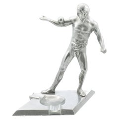 Posacenere da uomo atletico con palla in metallo cromato Art Deco