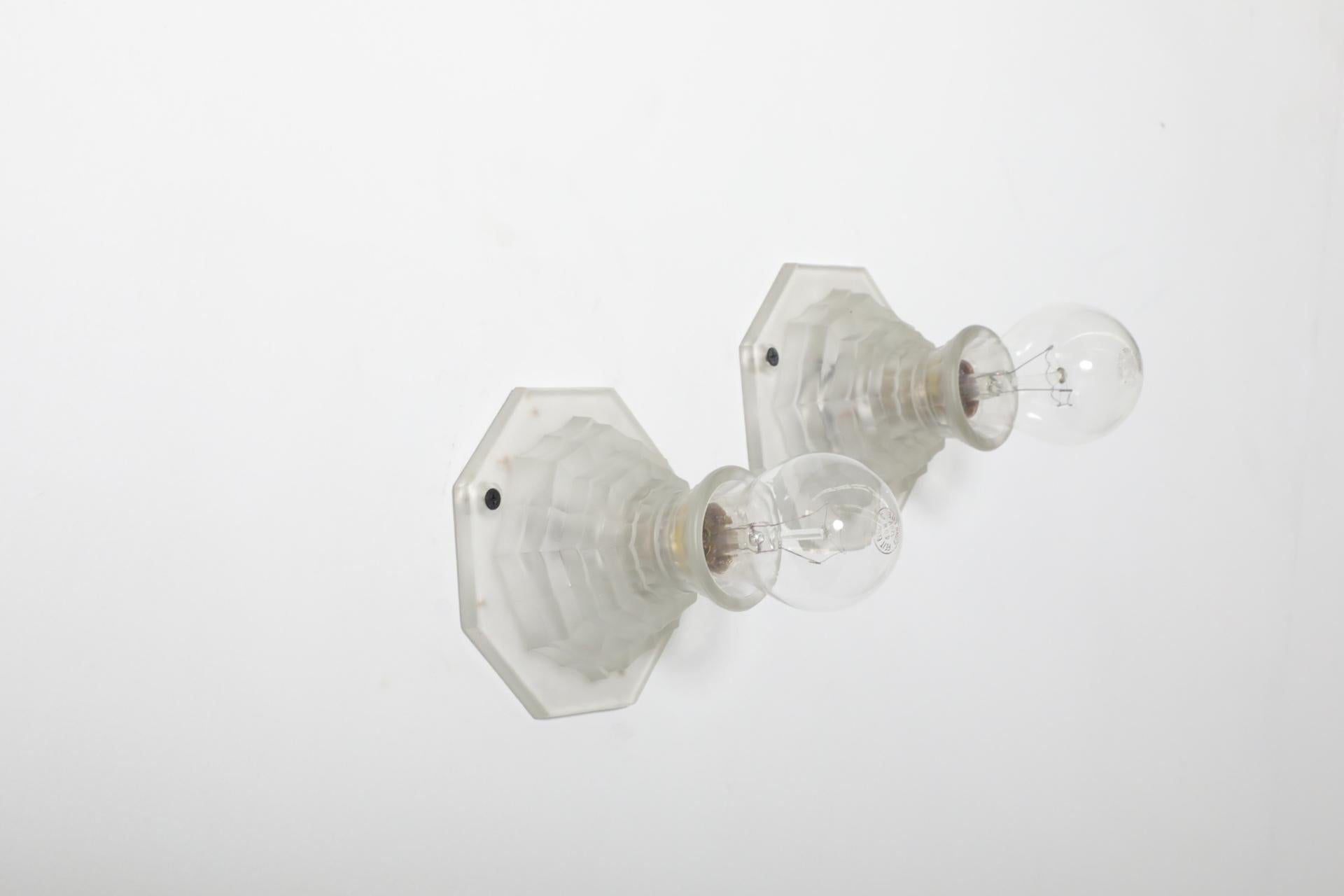 Inizio XX secolo Supporti per prese di corrente in vetro fuso in stile Art Déco per parete o soffitto in vendita