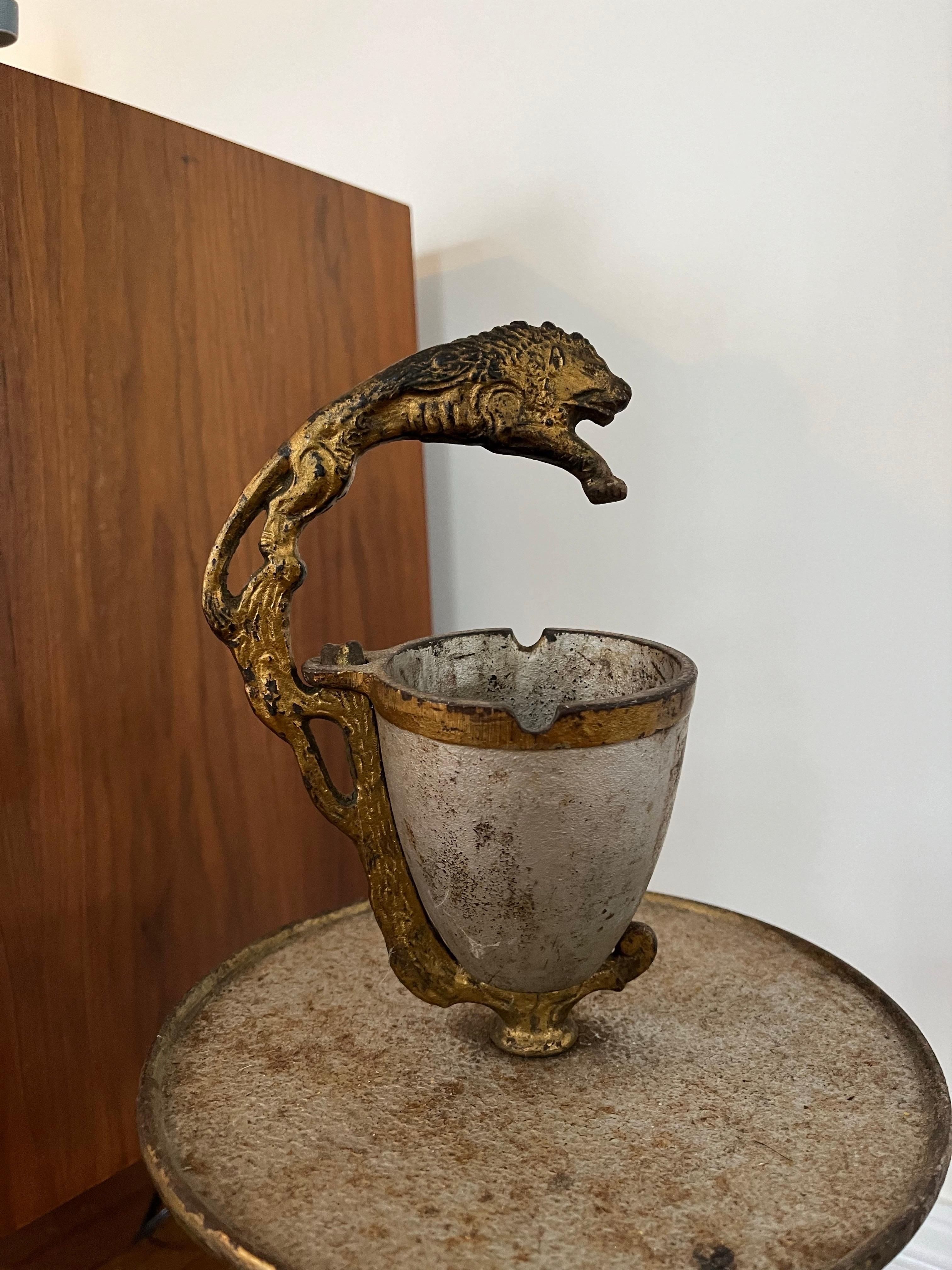 Cenicero de Hierro Fundido Art Decó Soporte para Fumar Estadounidense en venta