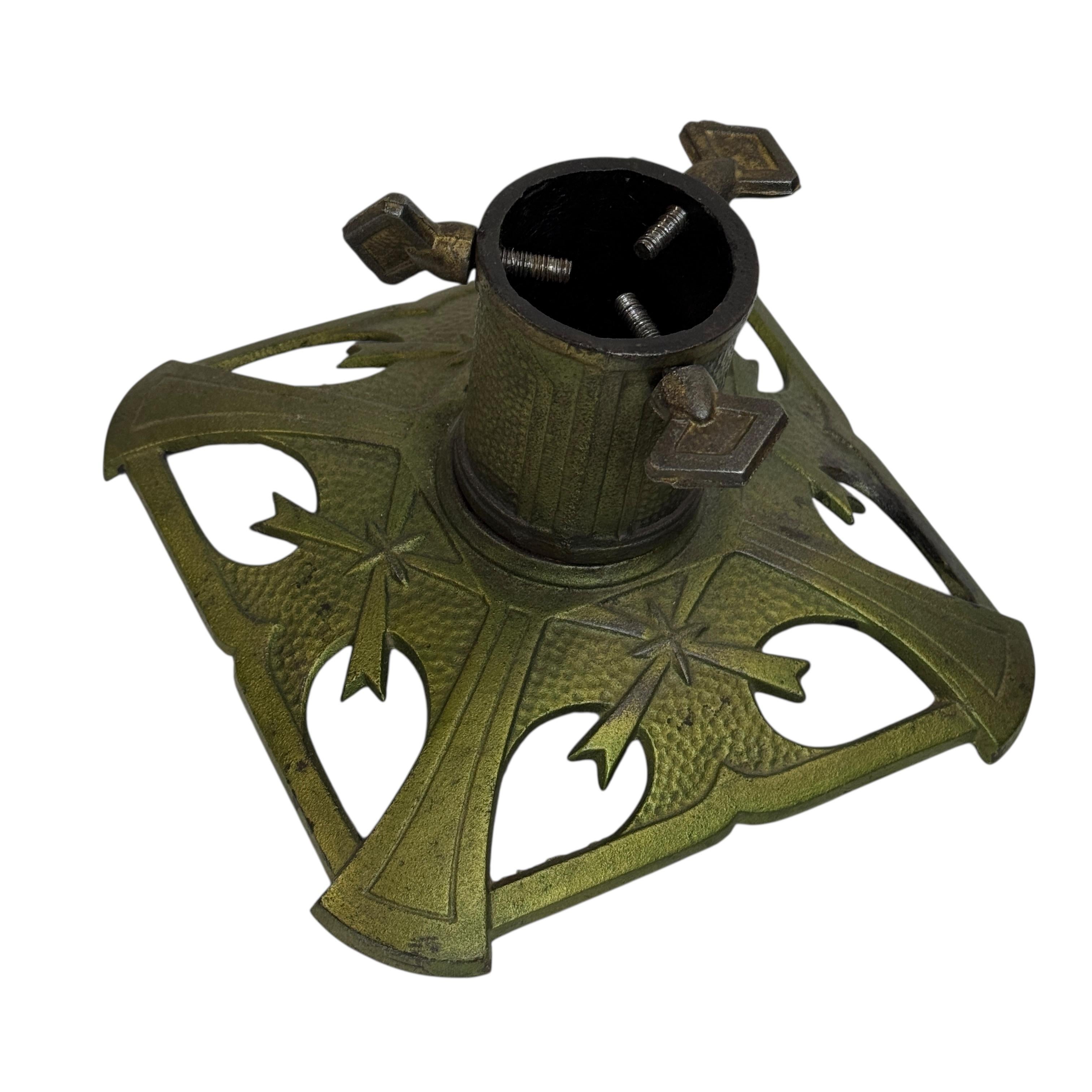 Este hermoso soporte para árbol de Navidad de hierro fundido de color verde antiguo, se fabricó en Alemania, en la década de 1920 o más. Un bonito complemento para tu decoración navideña. Sujeta un tallo de hasta 2 cm de diámetro. Queda muy bien con